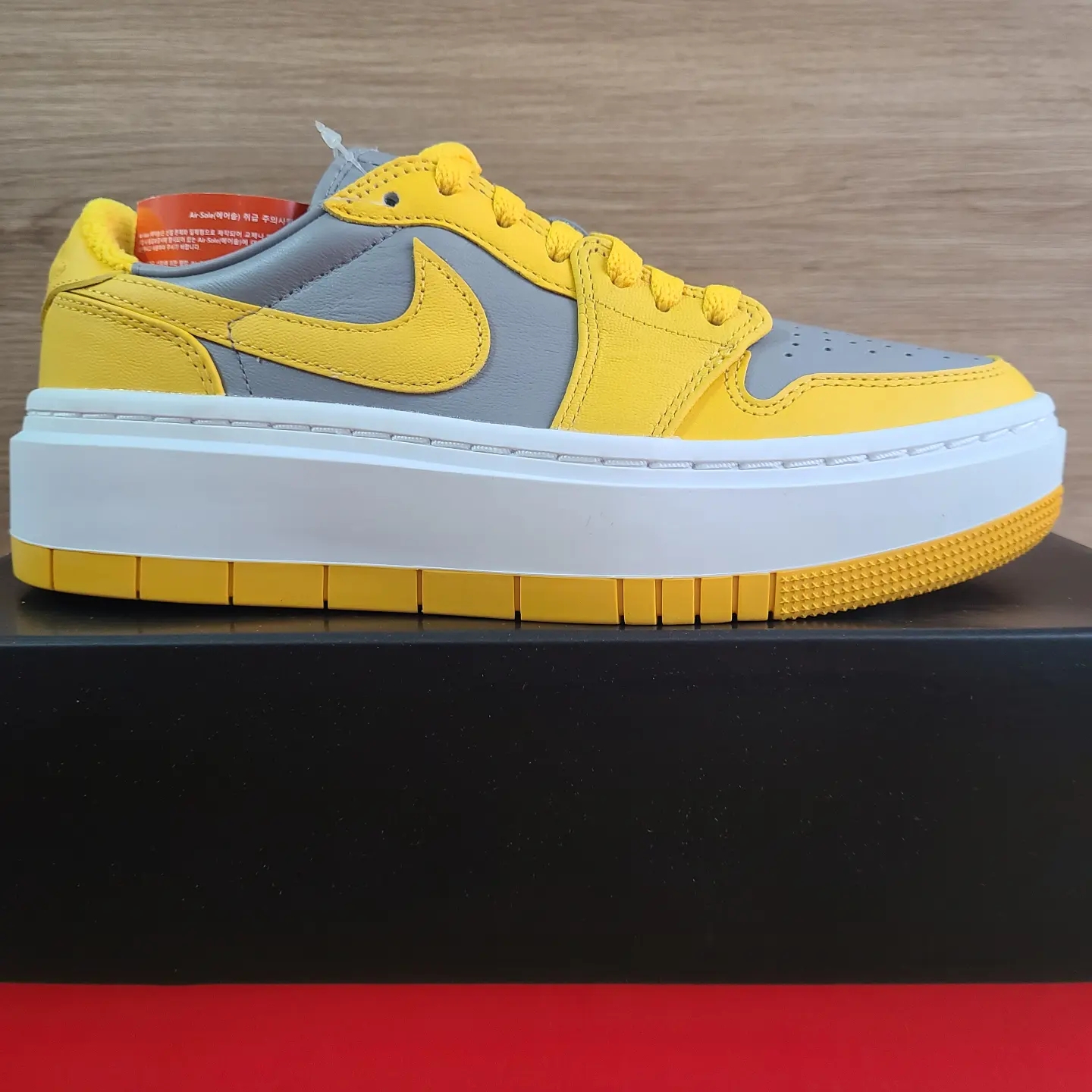 (W) Jordan 1 Elevate Low Cement Grey Varsity Maize 착용 스타일 - 2