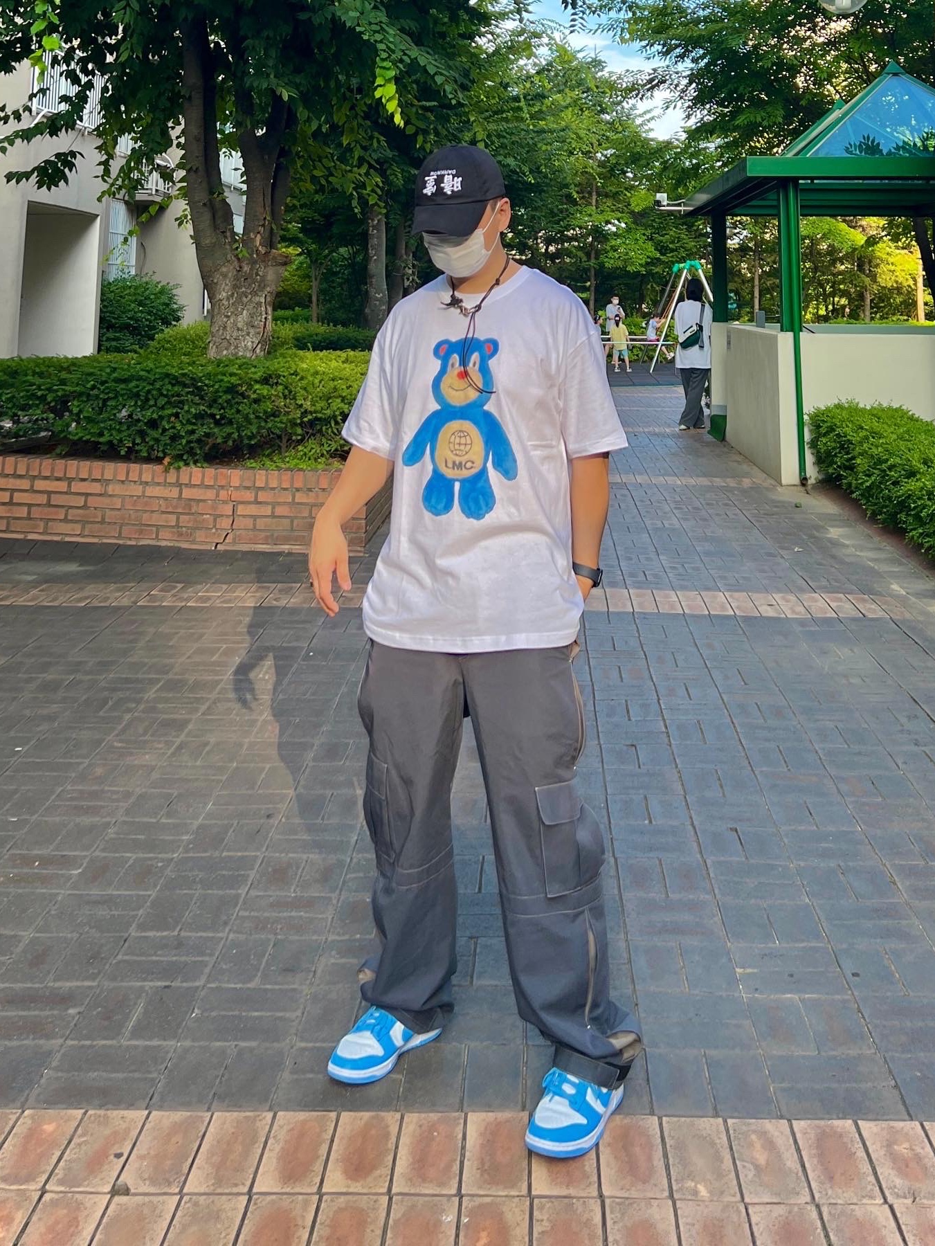 Nike Dunk Low Retro University Blue, Darkr8m Studio Upside Down White Logo Cap 착용 스타일 - 2