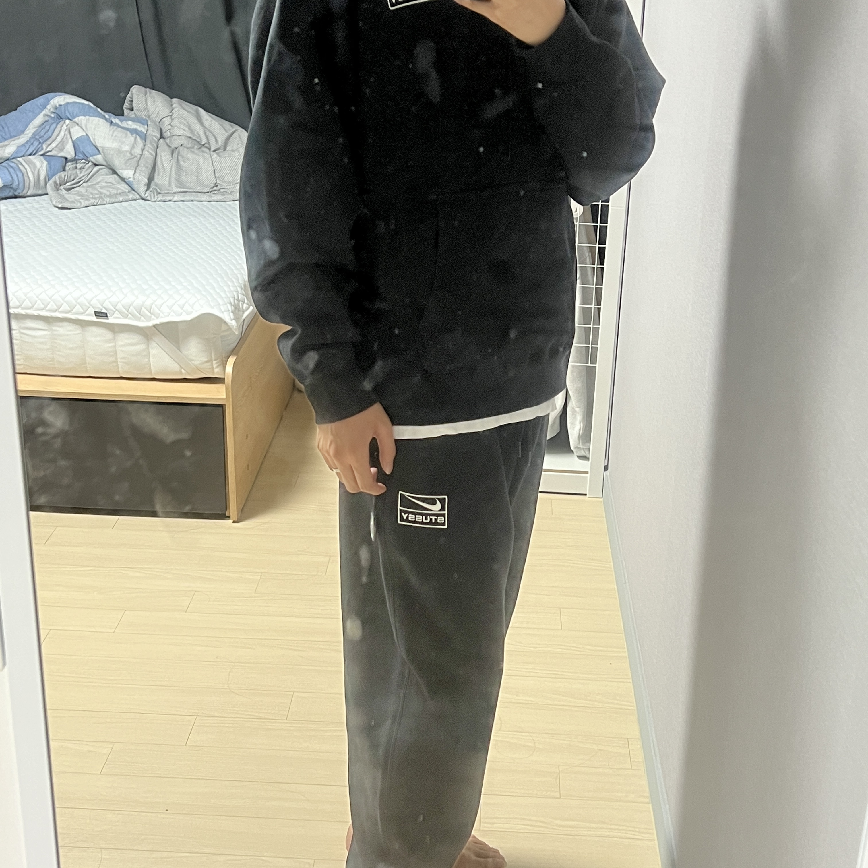 Nike x Stussy NRG RA Washed Fleece Pants Black (DN4031-010), Nike x Stussy NRG RA Washed Pullover Hoodie Black (DN4029-010) 착용 스타일 - 3