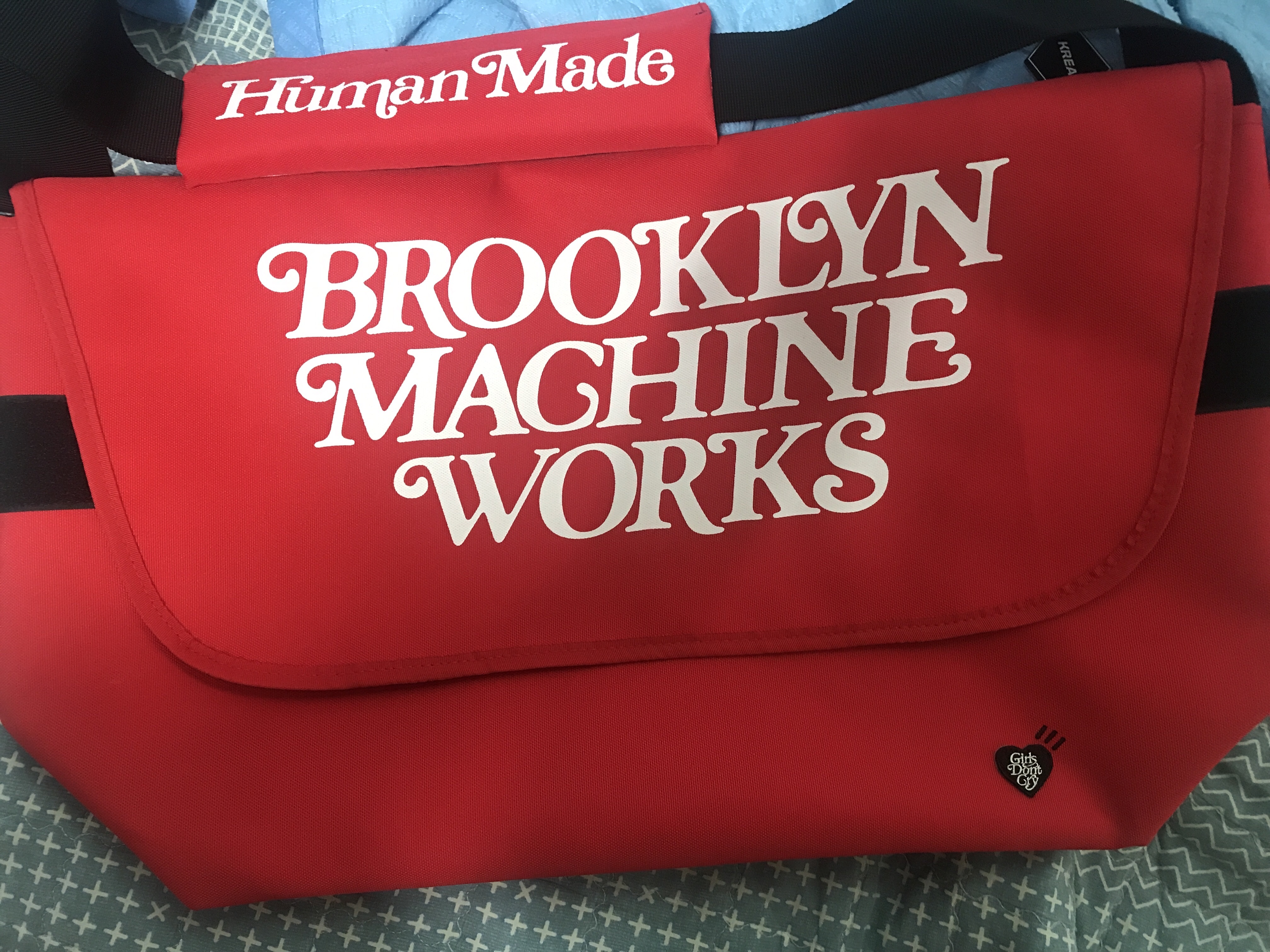 Human Made x Brooklyn Machine Works x Verdy Girls Don't Cry Messenger Bag Red 착용 스타일 - 1