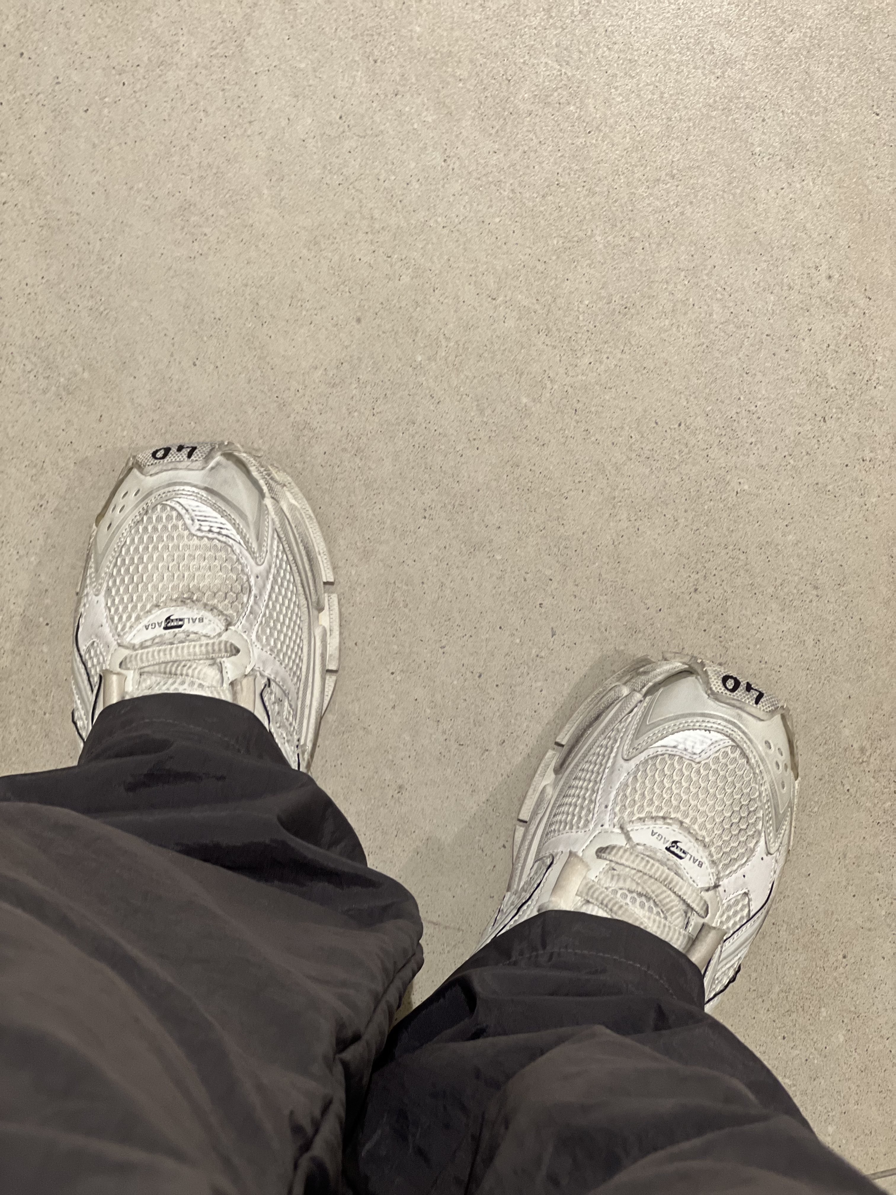 Balenciaga Runner Sneakers White 착용 스타일 - 2