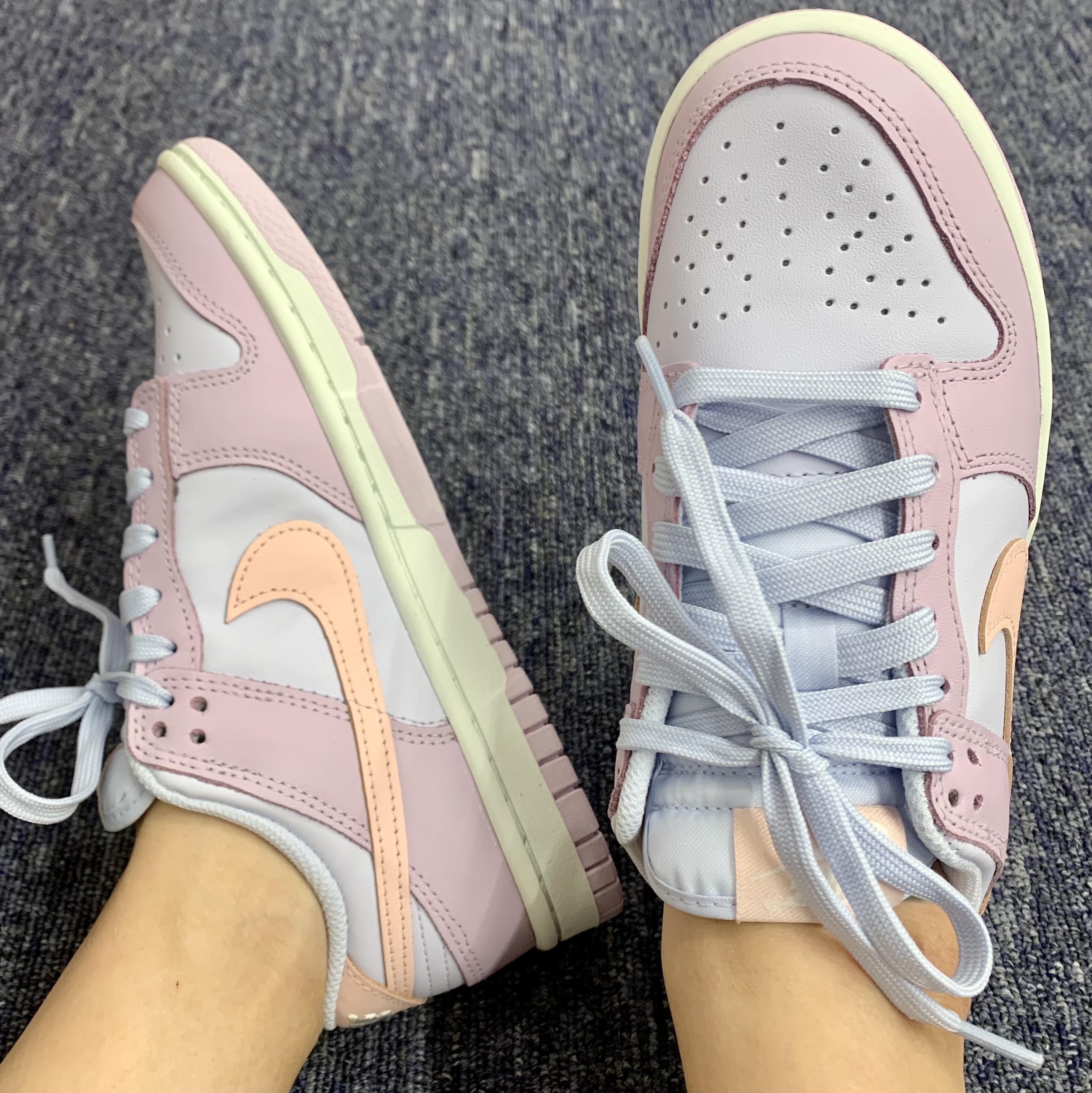 (W) Nike Dunk Low SE Sun Club Sanded Gold, (W) Nike Dunk Low Next Nature Barely Green and White 착용 스타일 - 5