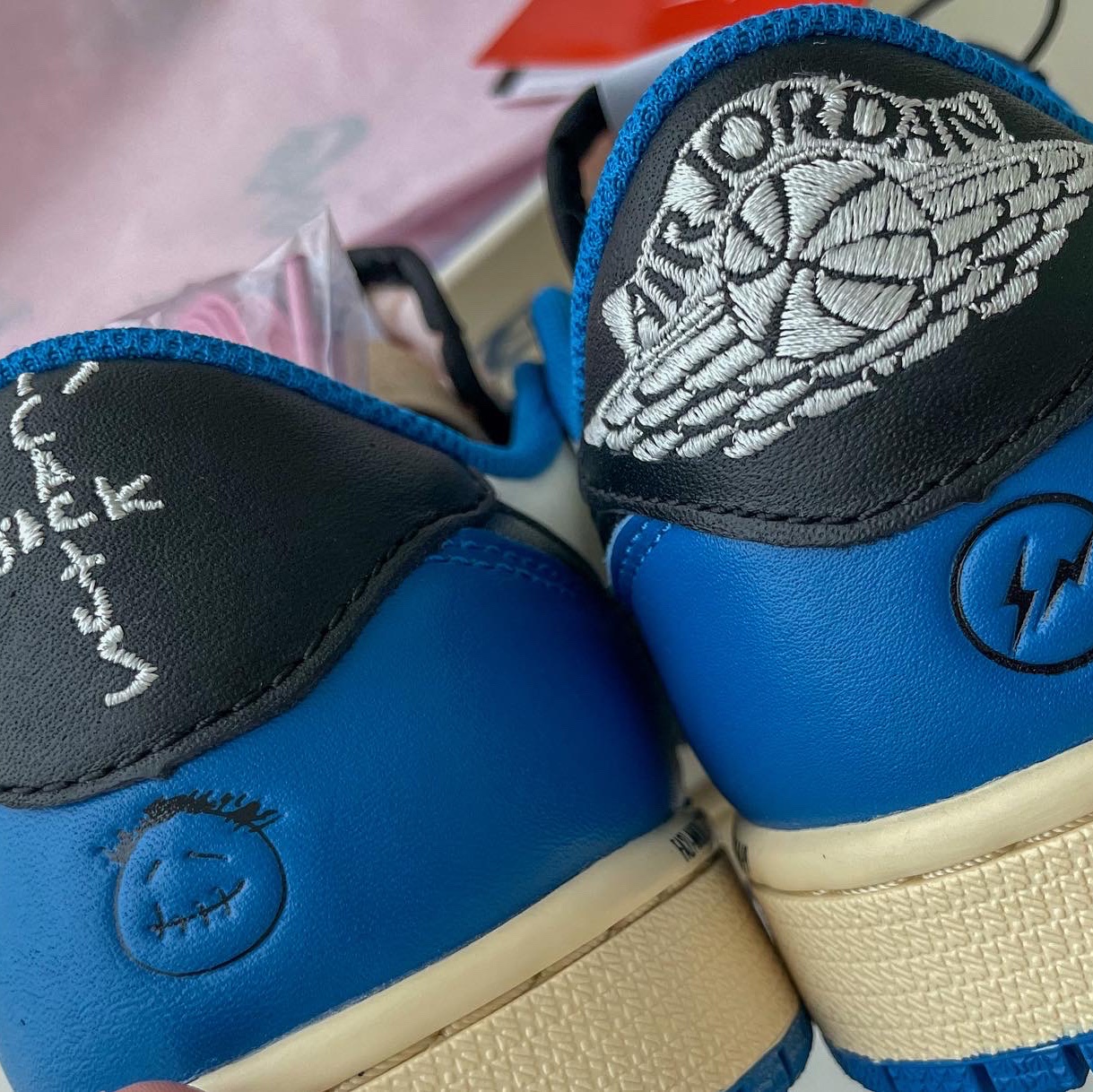 Jordan 1 x Travis Scott x Fragment Retro Low OG SP Military Blue 착용 스타일 - 2