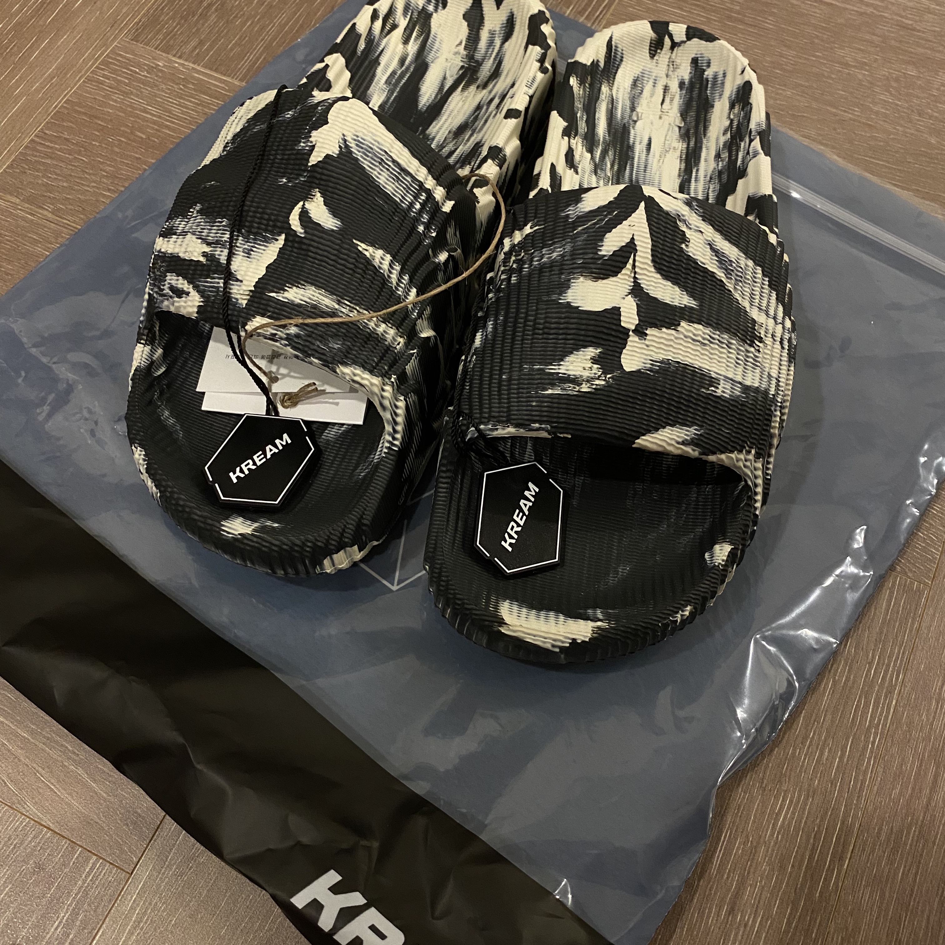 Adidas Adilette 22 Carbon Aluminium 착용 스타일 - 1