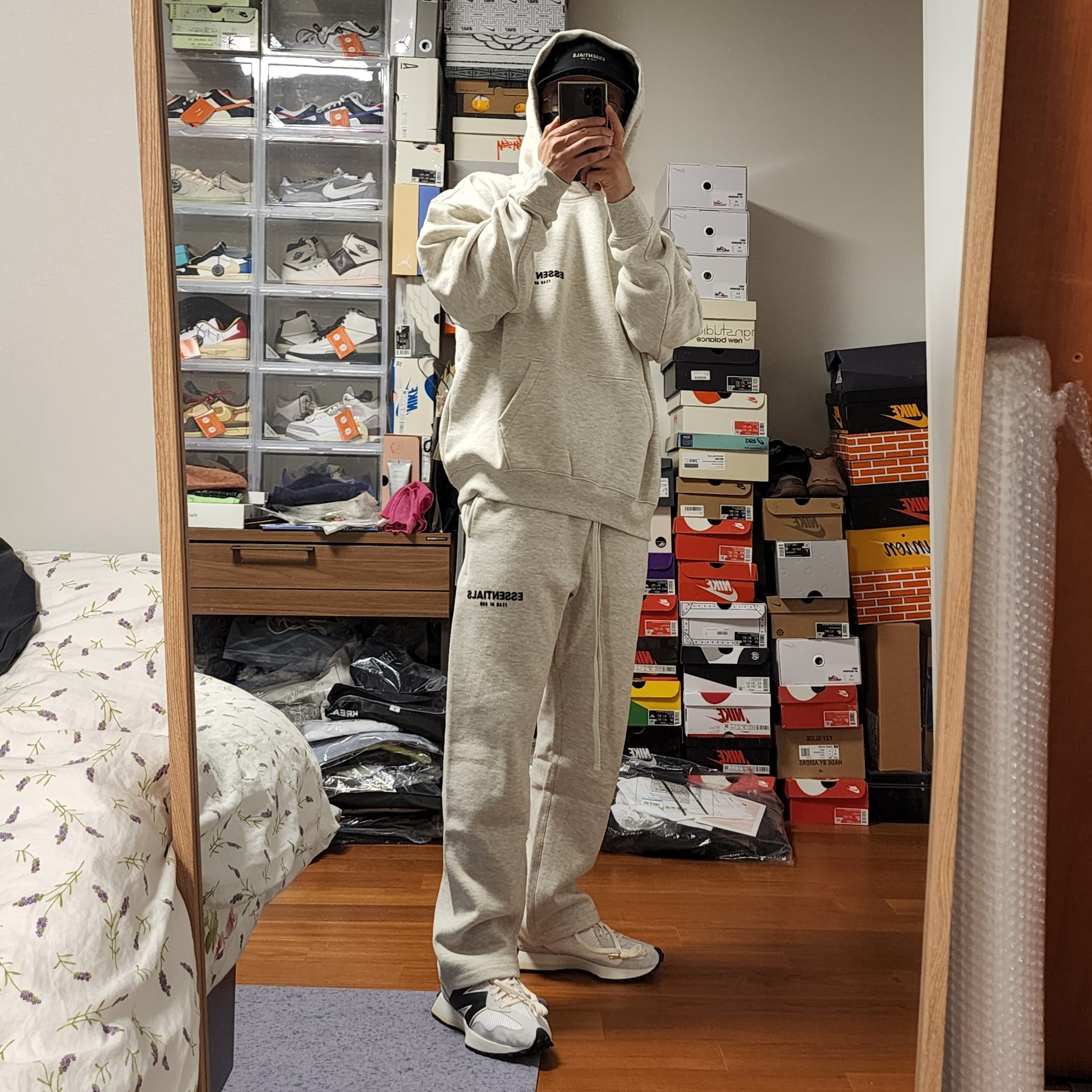 Essentials The Core Collection Hoodie Light Oatmeal, Essentials The Core Collection Relaxed Sweatpants Light Oatmeal 착용 스타일 - 4