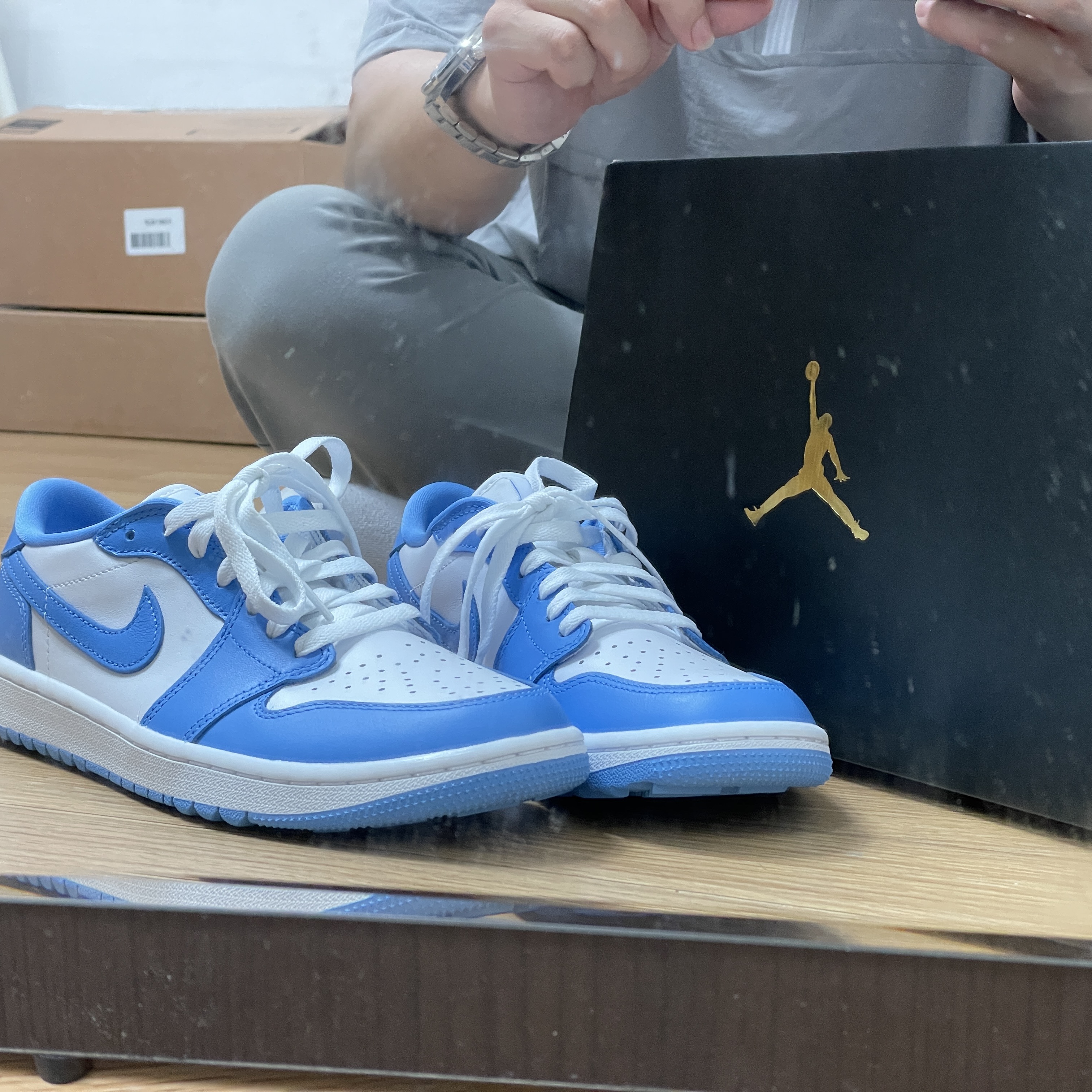 Jordan 1 Low Golf White and University Blue 착용 스타일 - 1