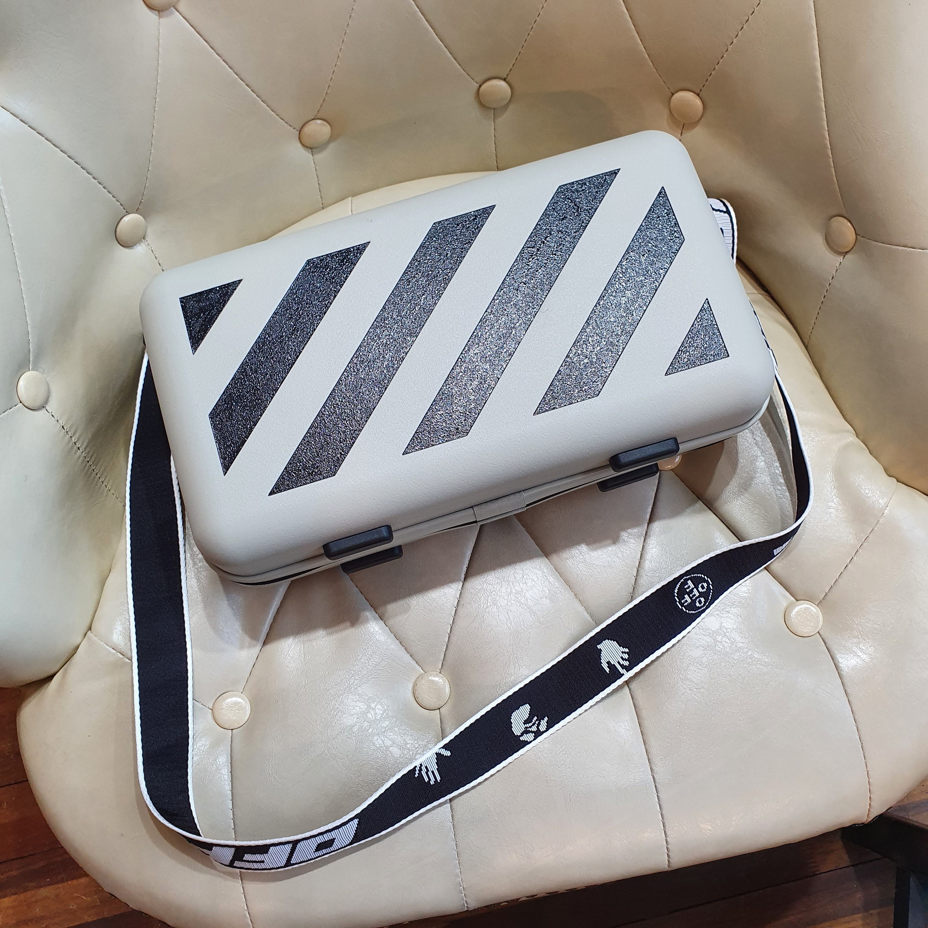 Off-White x Amore Pacific Protection Box (Without Cosmetics) 착용 스타일 - 1
