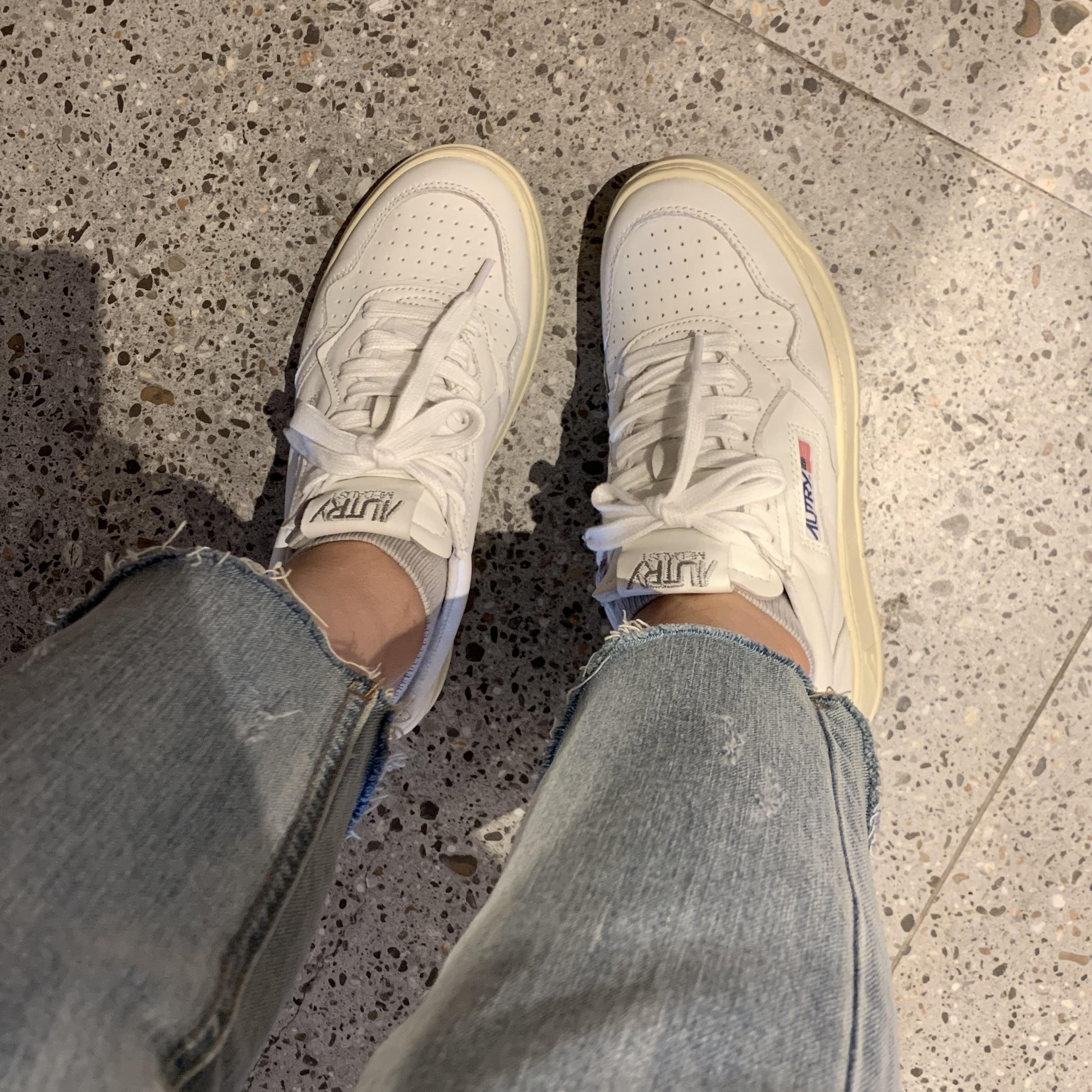 (W) Autry Medalist Low Goatskin Sneakers White 착용 스타일