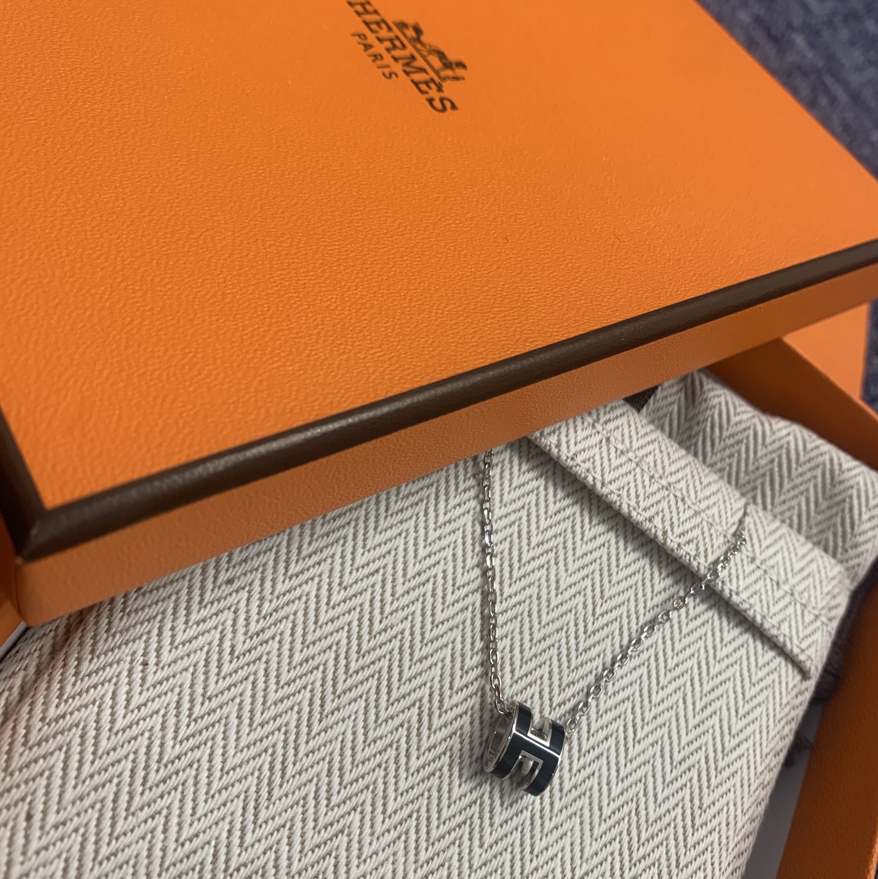 (W) Hermes Mini Pop H Pendant Palladium & Noir 착용 스타일
