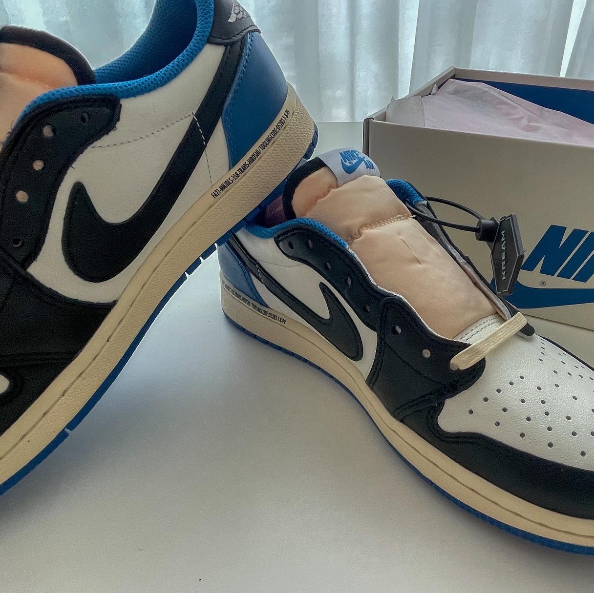 Jordan 1 x Travis Scott x Fragment Retro Low OG SP Military Blue 착용 스타일 - 3
