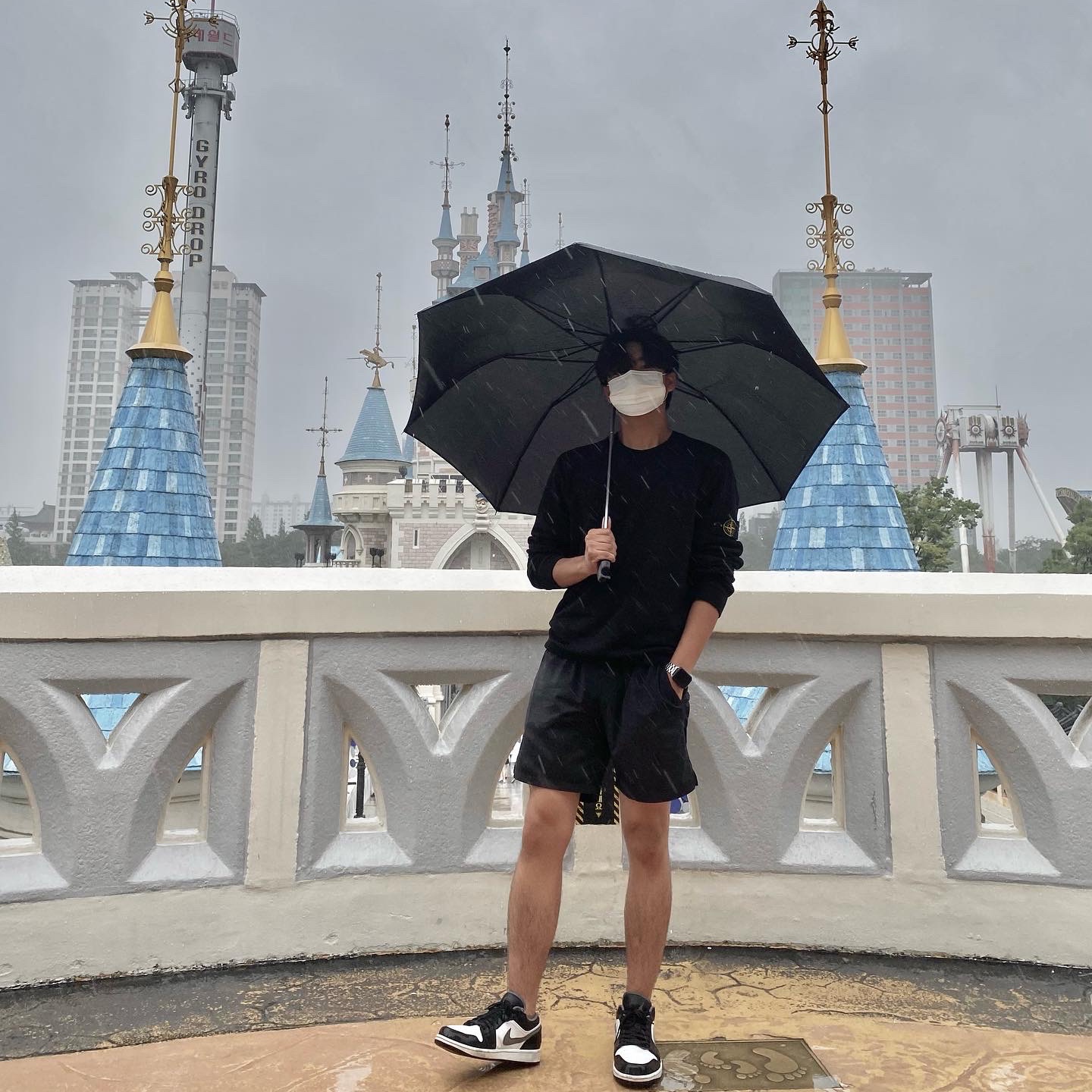 Stone Island 63020 Crewneck Sweatshirt Black - 21FW, Supreme Nylon Water Shorts Black - 22SS 착용 스타일