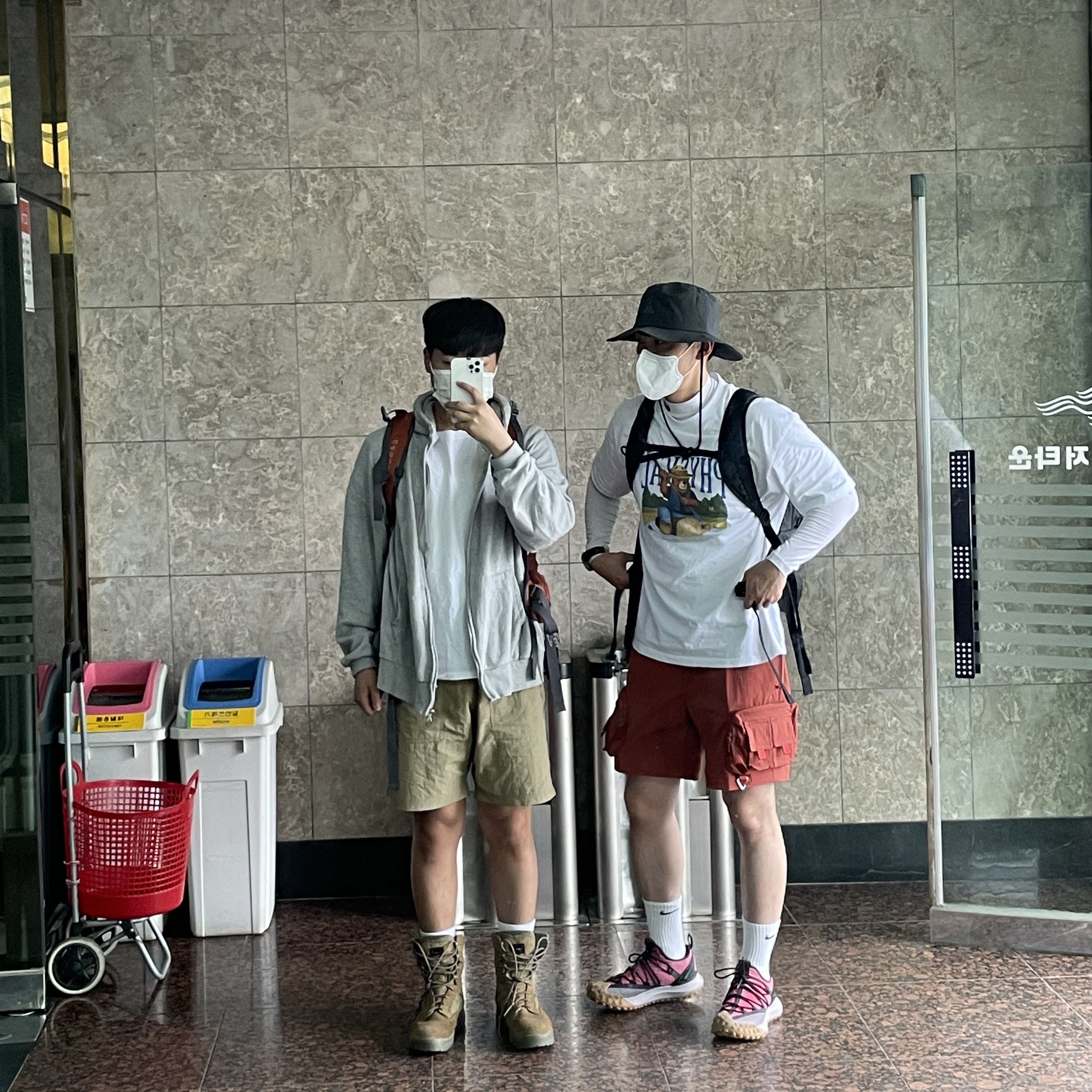 Nike ACG Bucket Dark Smoke Grey, Nike ACG Mountain Fly Low Flash Crimson 착용 스타일