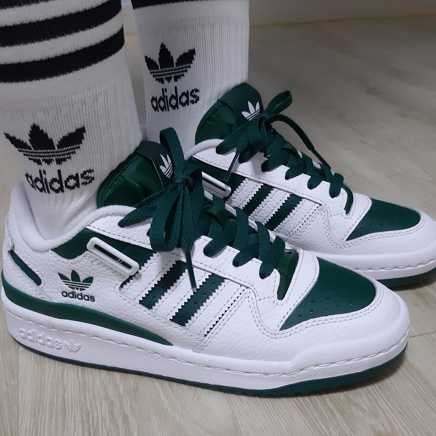 Adidas Forum Low White Collegiate Green 착용 스타일 - 1