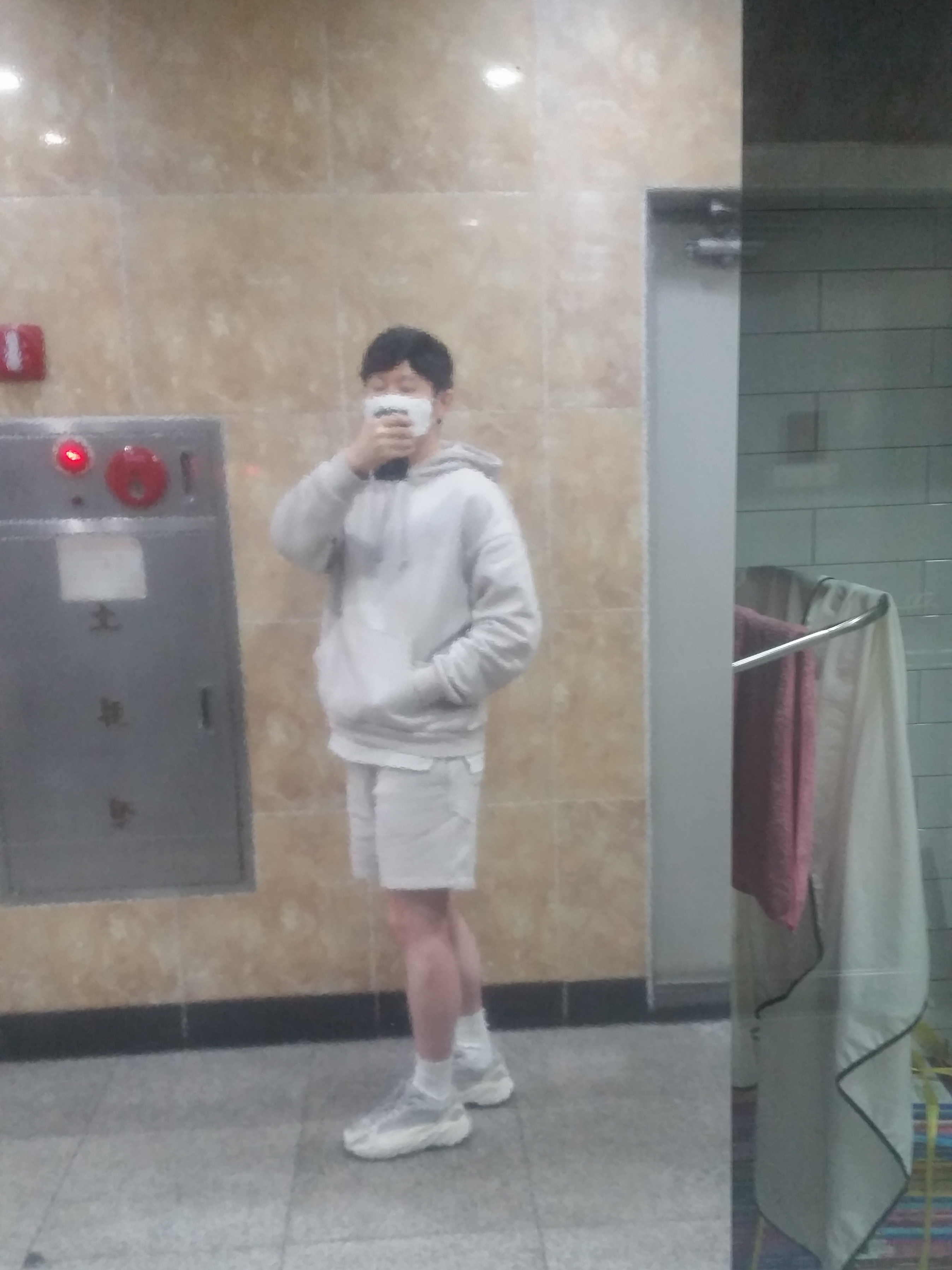 Adidas Yeezy Boost 700 V2 Static 2022 착용 스타일