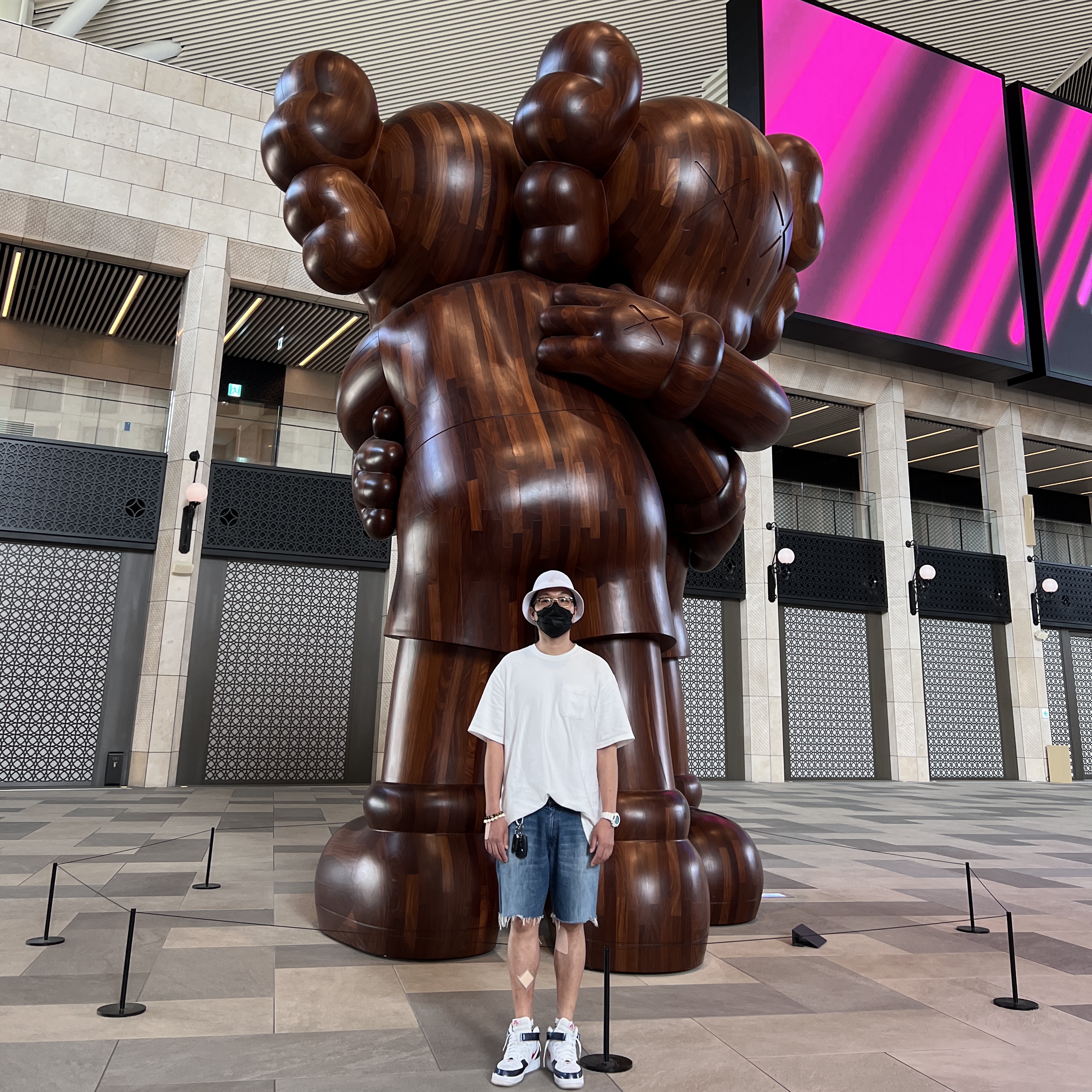 Kaws Tokyo First Companion Keychain Black, Nike Air Force 1 Mid QS University Red and Midnight Navy 착용 스타일