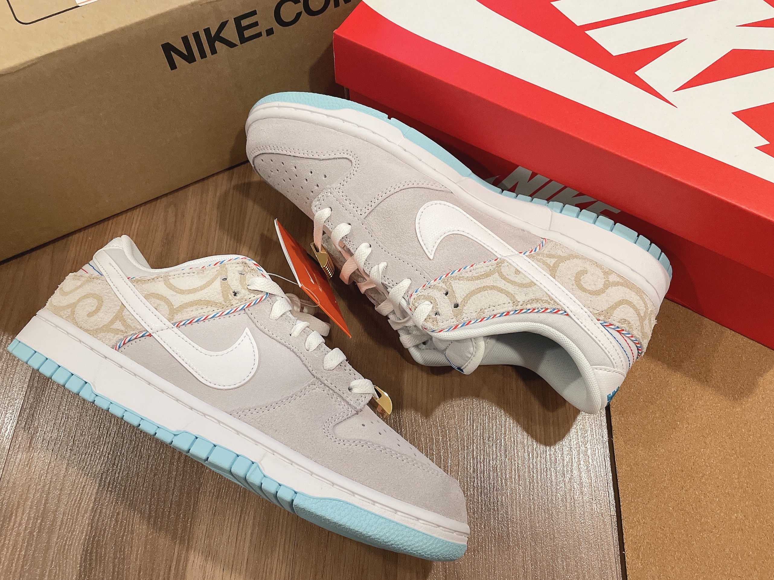 Nike Dunk Low Retro SE Barber Shop Grey 착용 스타일