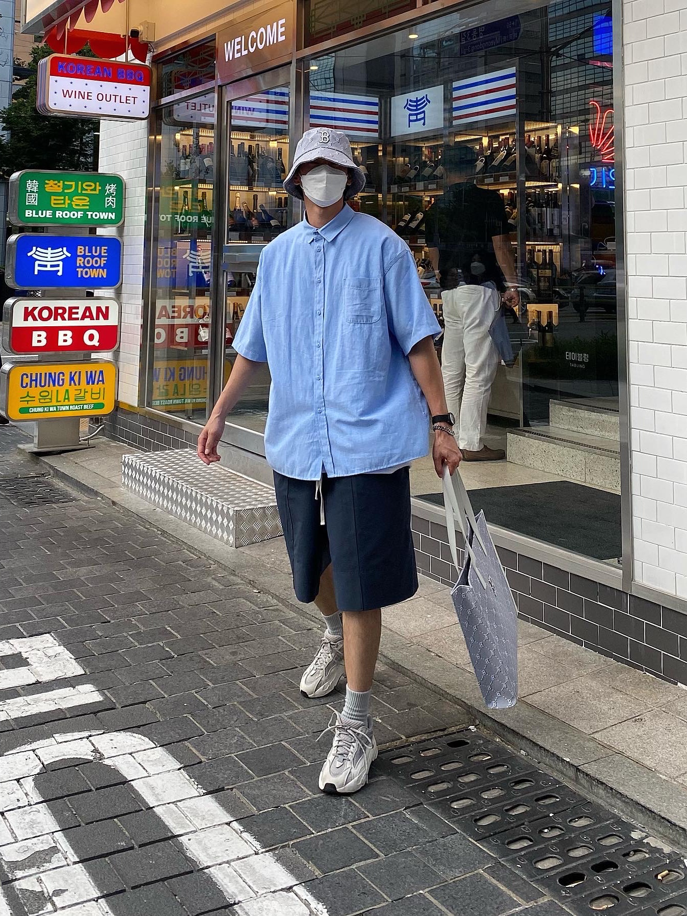 Adidas Yeezy Boost 700 V2 Static 2018 착용 스타일 - 1