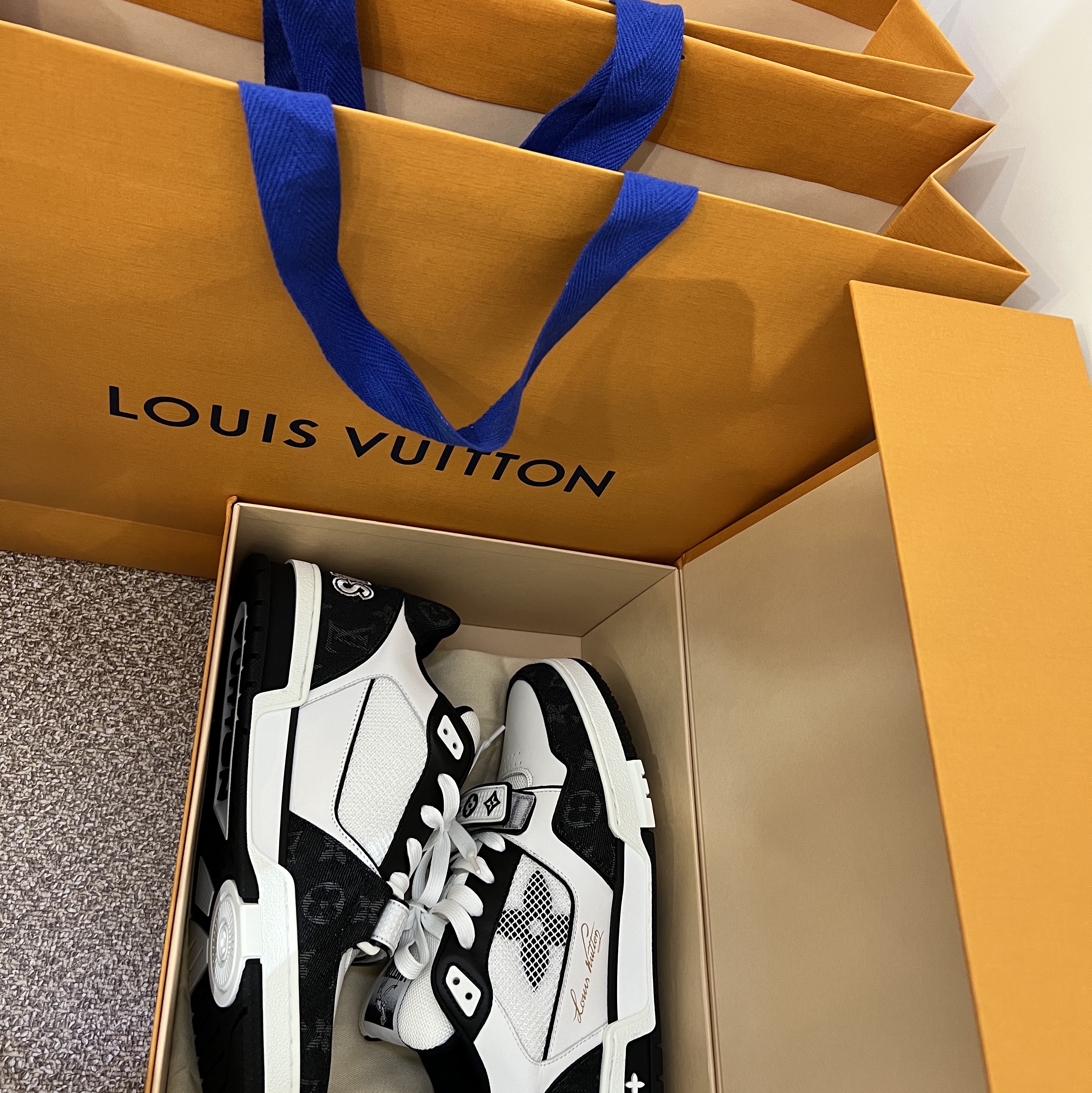 Louis Vuitton LV Trainer Sneakers Black 착용 스타일