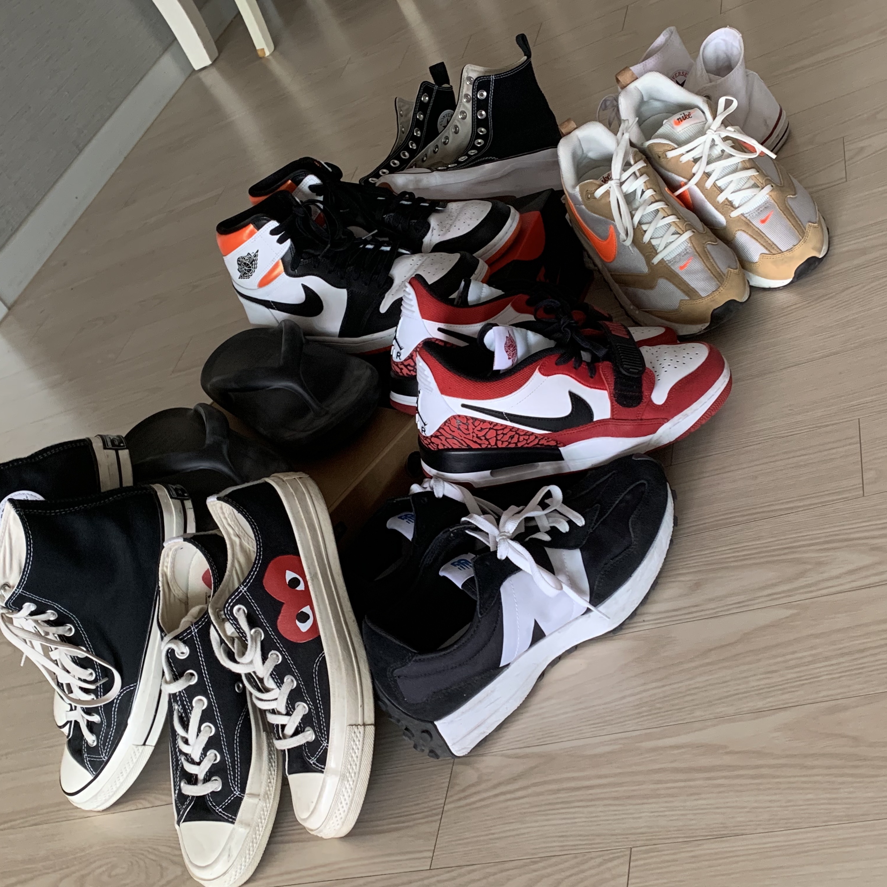 Jordan 1 Retro High OG Electro Orange, Converse Chuck 70 Hi Black 착용 스타일