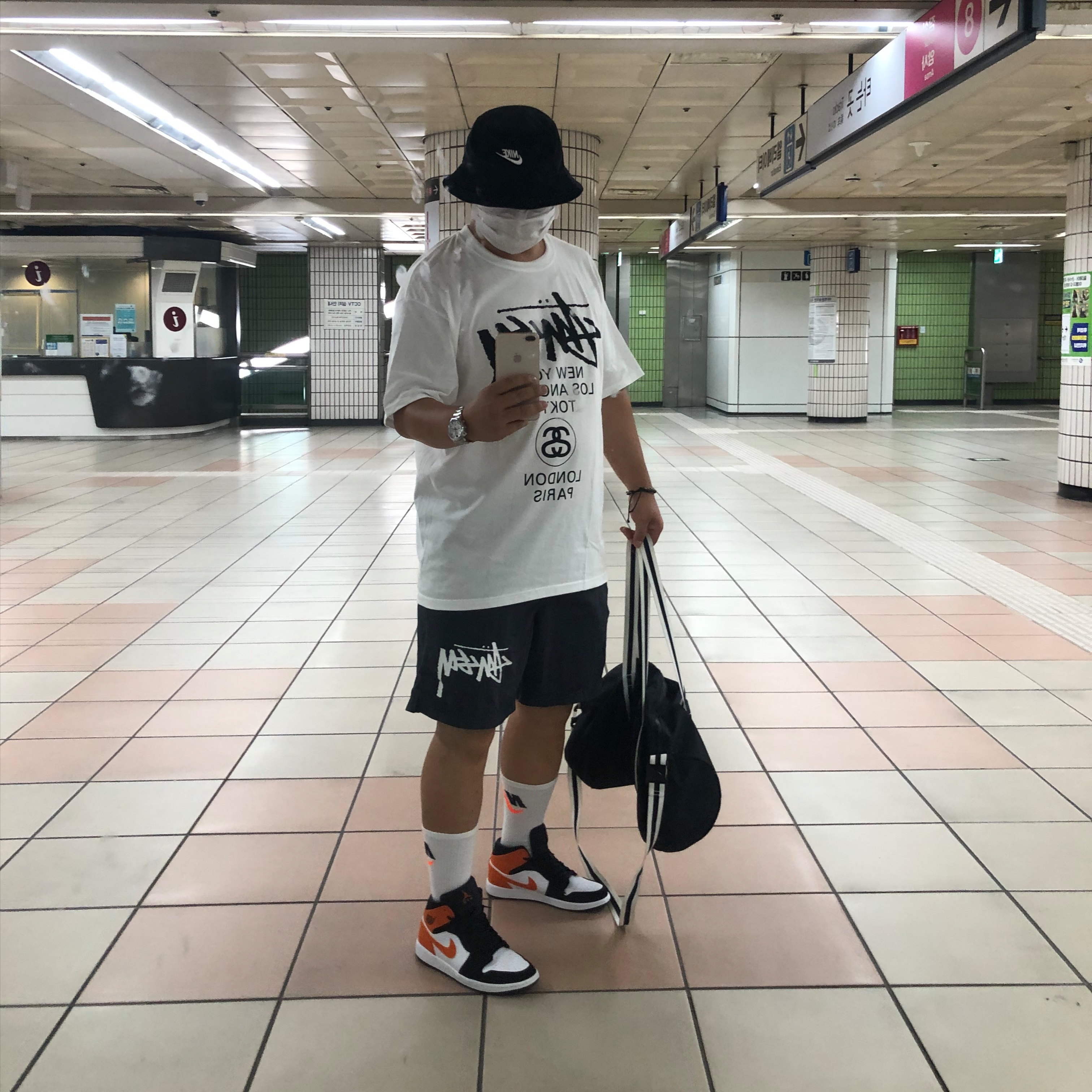 Jordan 1 Mid Shattered Backboard, Nike x Stussy Water Shorts Off Noir 착용 스타일 - 1