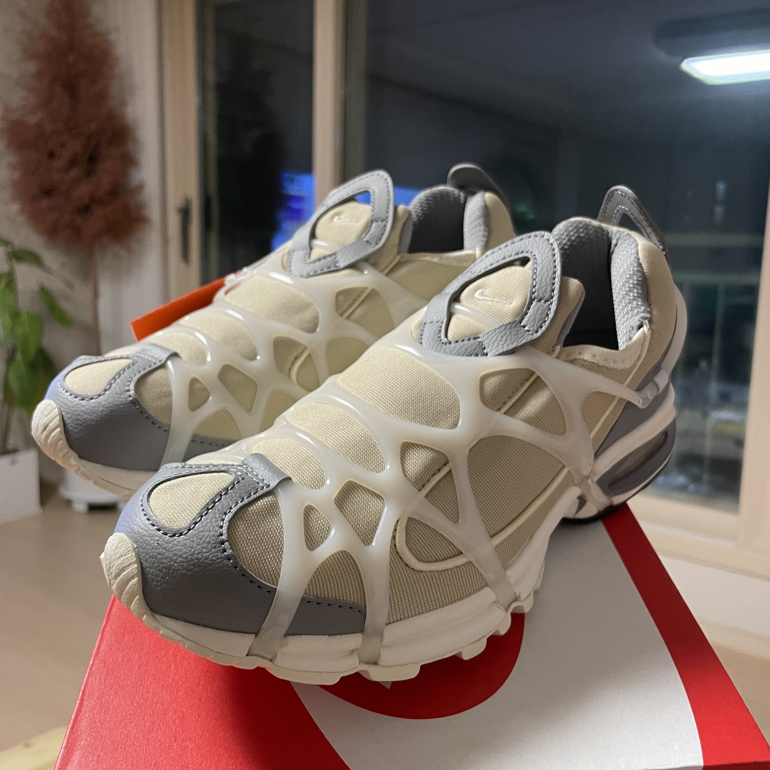 Nike Air Kukini Rattan and Particle Grey 착용 스타일