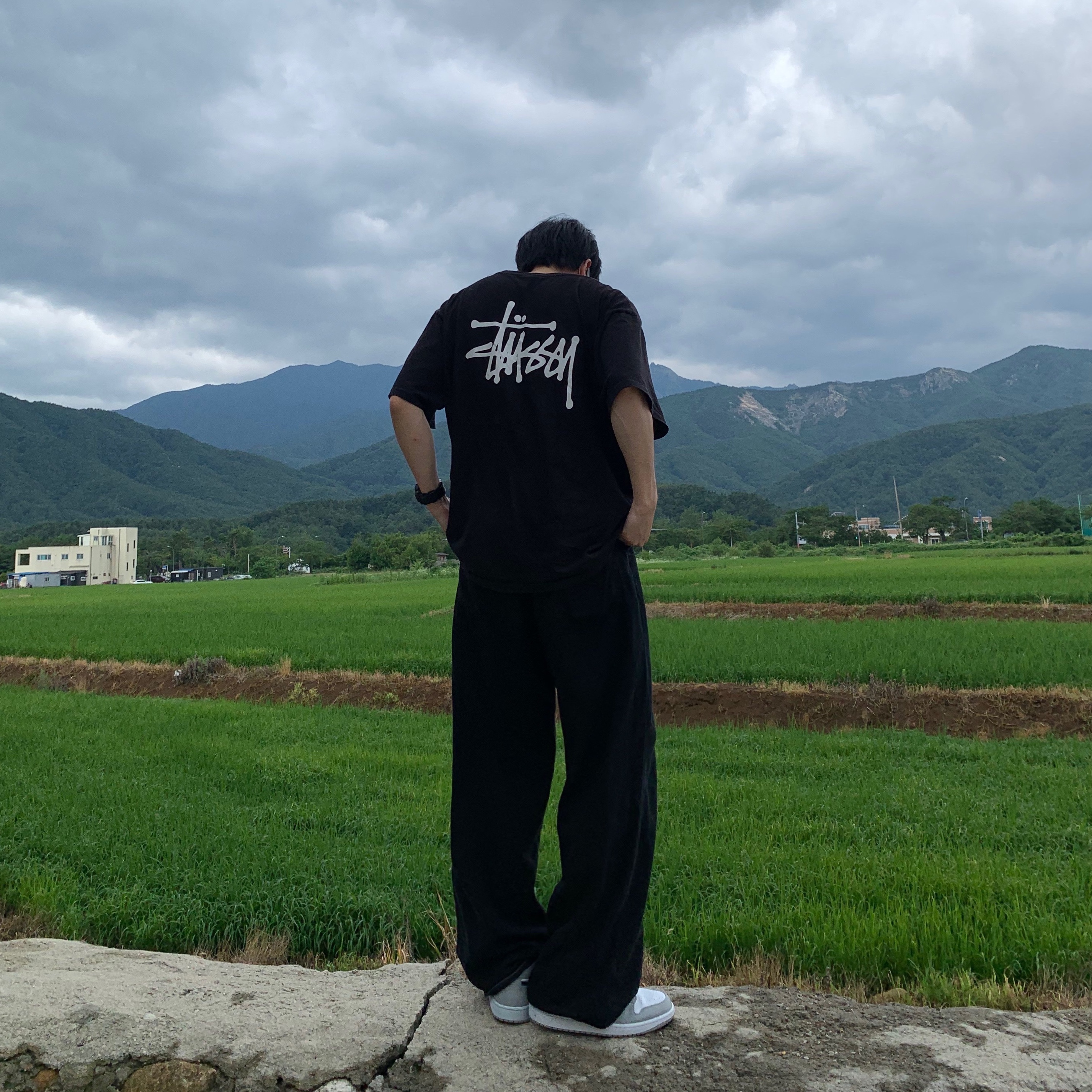 Stussy Basic Stussy T-Shirt Black 2022, Jordan 1 Mid Light Smoke Grey Anthracite 착용 스타일 - 2