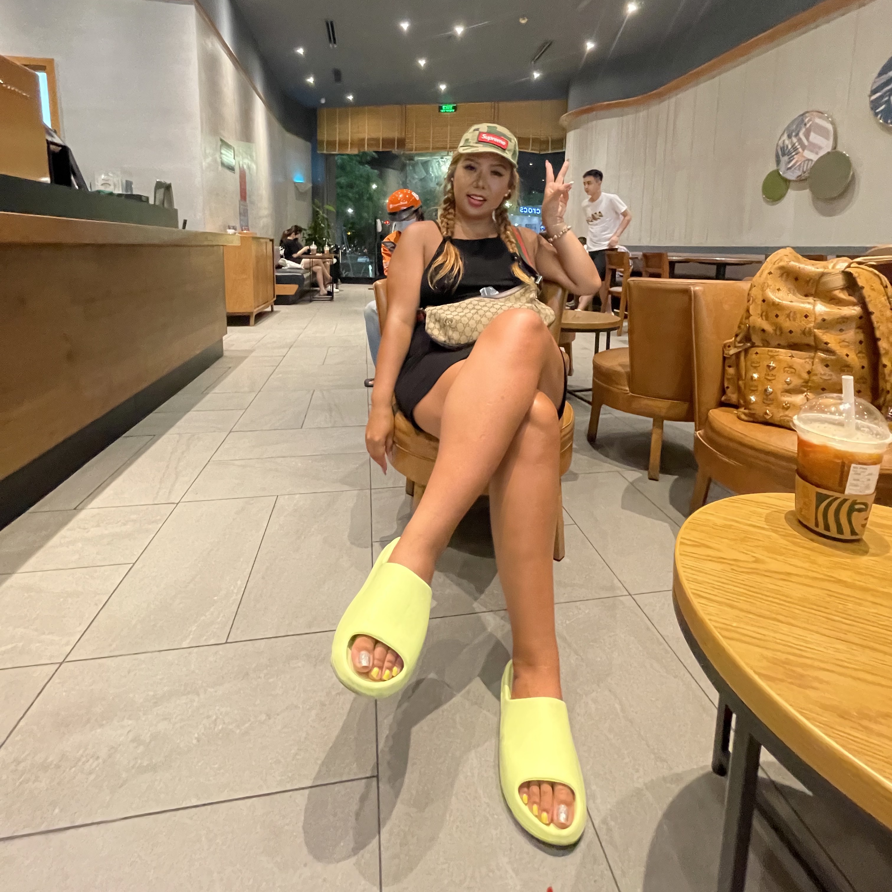 Adidas Yeezy Slide Glow Green 2022/2023, Supreme Military Camp Cap Olive Digi Camo - 20FW 착용 스타일