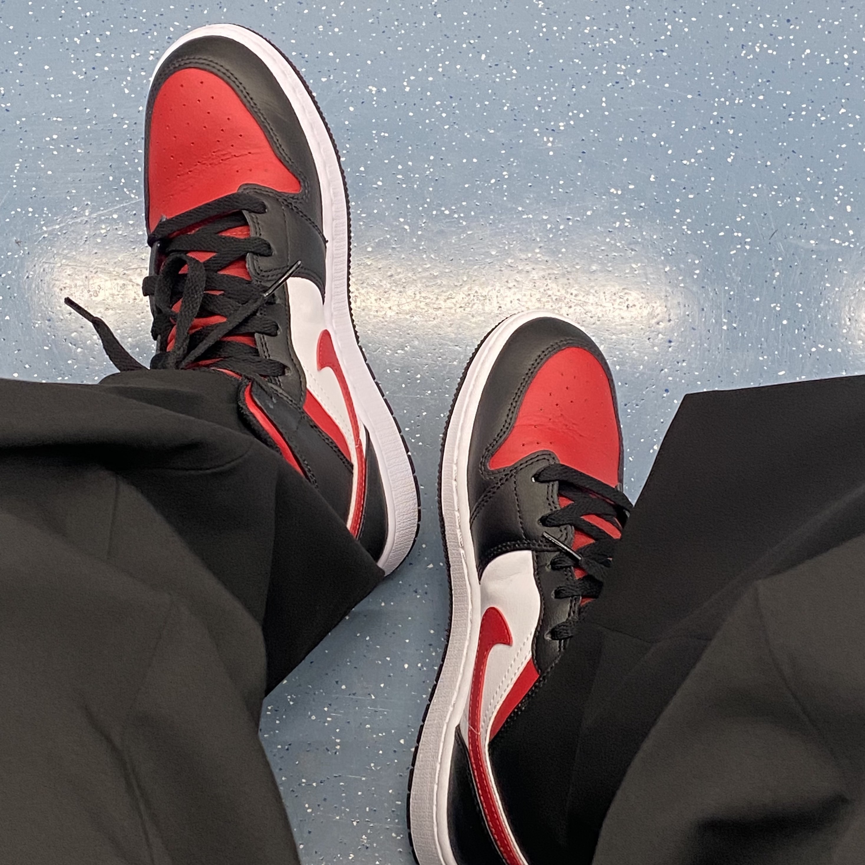 (GS) Jordan 1 Mid Black Fire Red, Jordan 1 Retro High OG Bleached Coral 착용 스타일 - 3