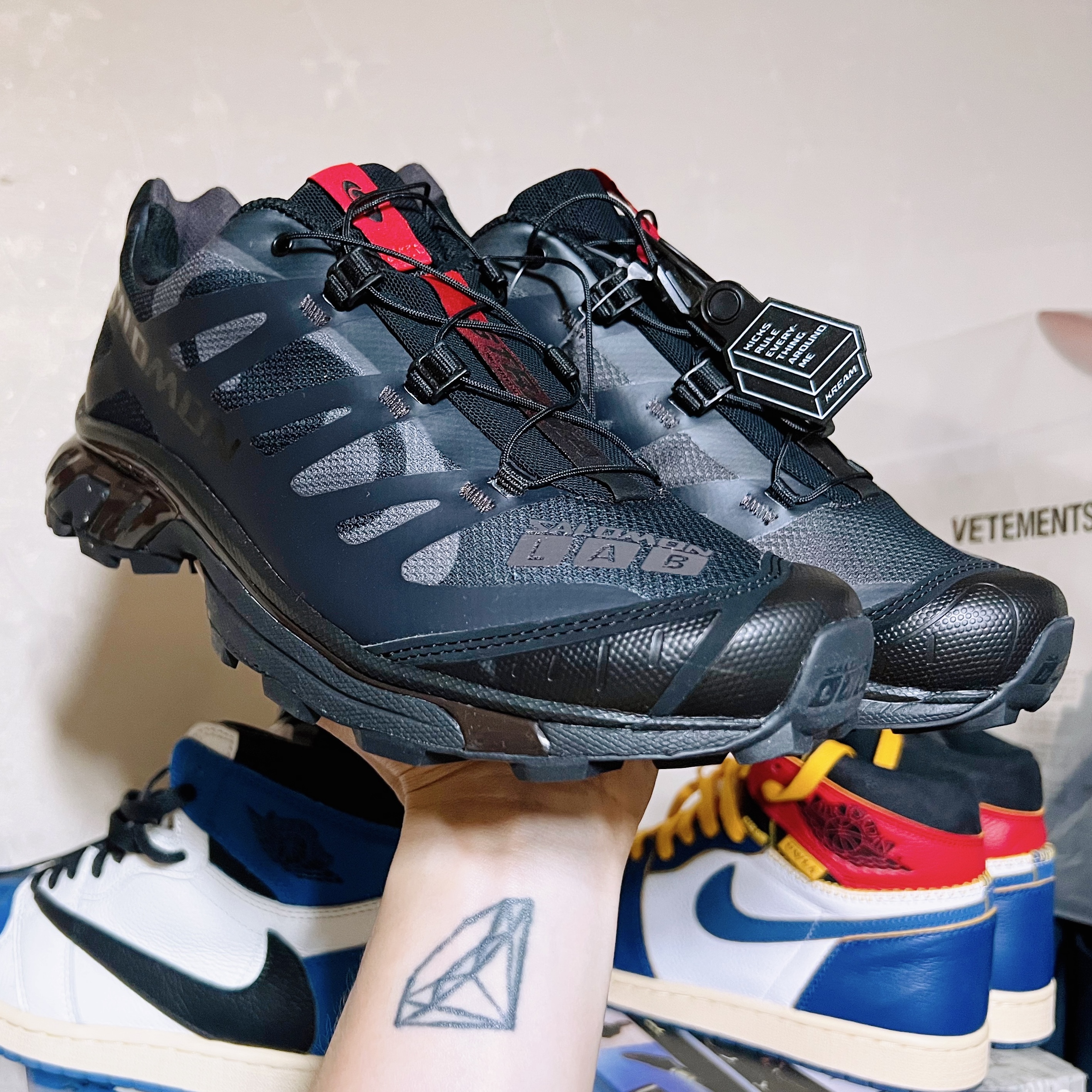 Salomon x Slam Jam XT-4 Black Magnet Goji Berry, Jordan 1 x Union Retro High Blue Toe 착용 스타일