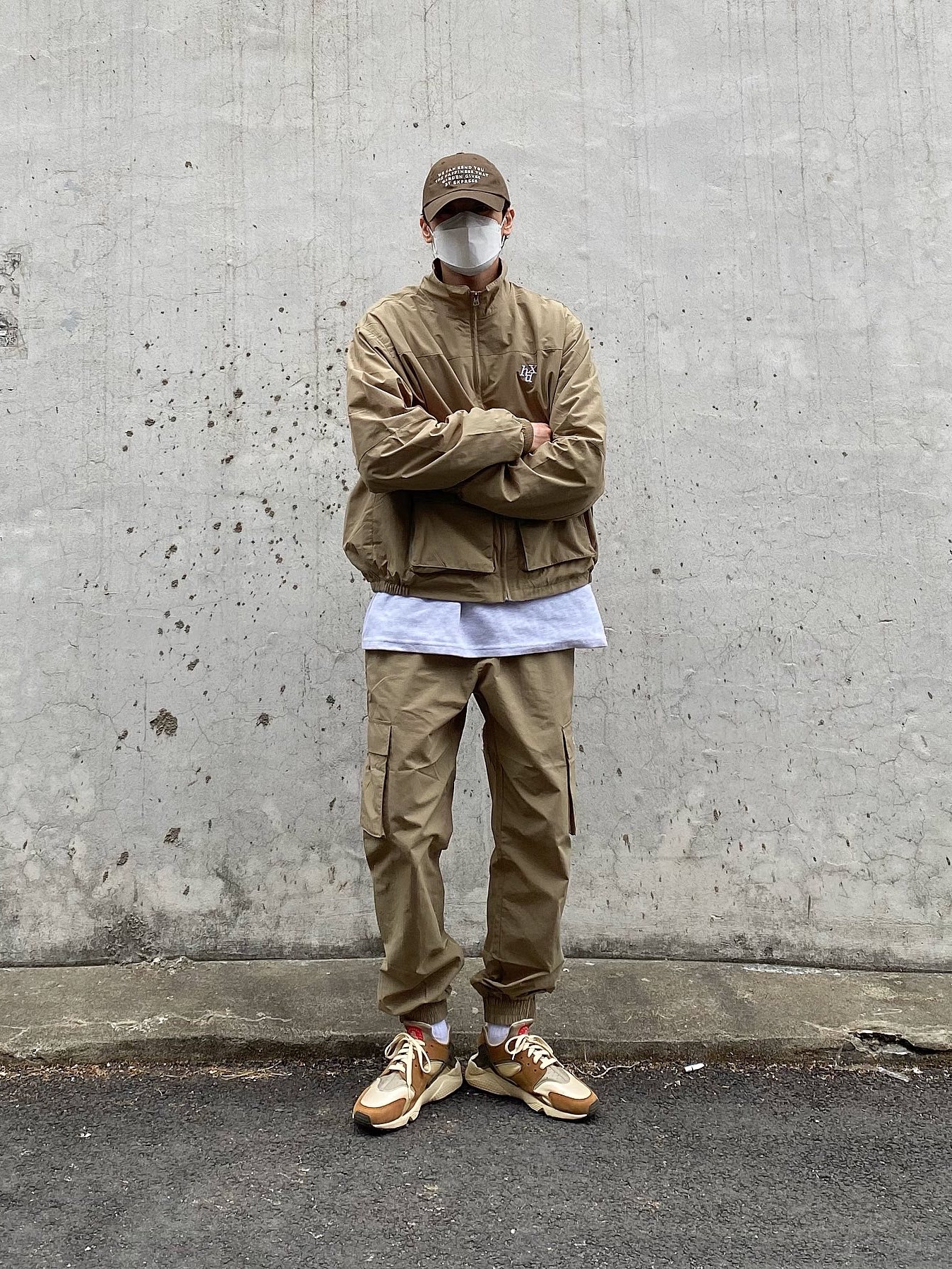 Nike x Stussy Air Huarache LE Desert Oak 착용 스타일 - 1