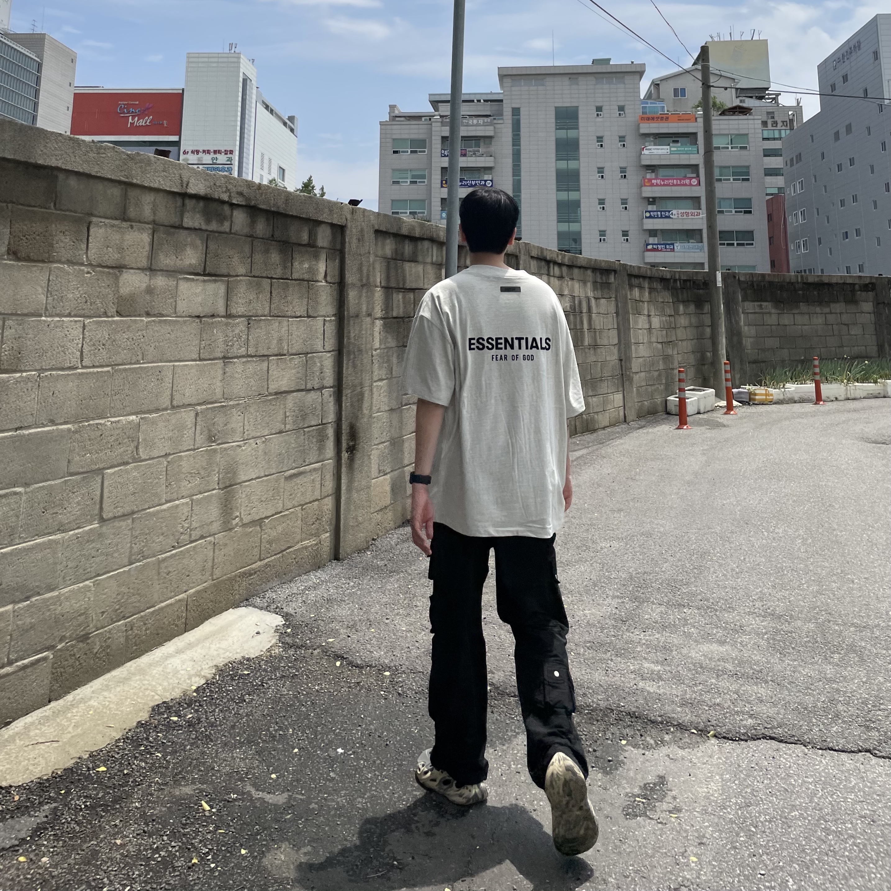 Essentials The Core Collection T-Shirt Light Oatmeal, Adidas Yeezy Foam RNNR MXT Moon Gray 착용 스타일