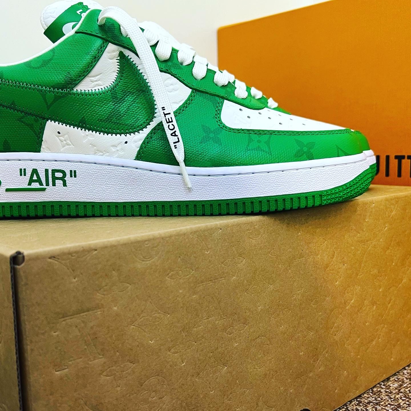 Louis Vuitton x Nike Air Force 1 Low by Virgil Abloh White Gym Green 착용 스타일