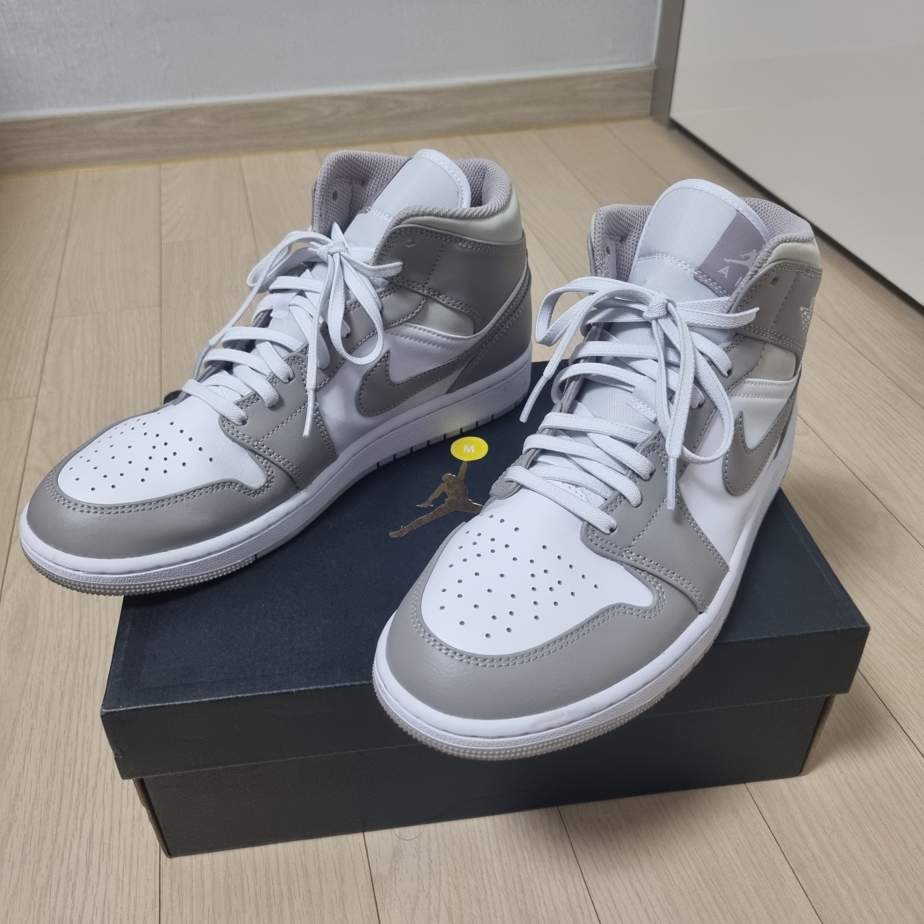 Jordan 1 Mid College Grey 착용 스타일