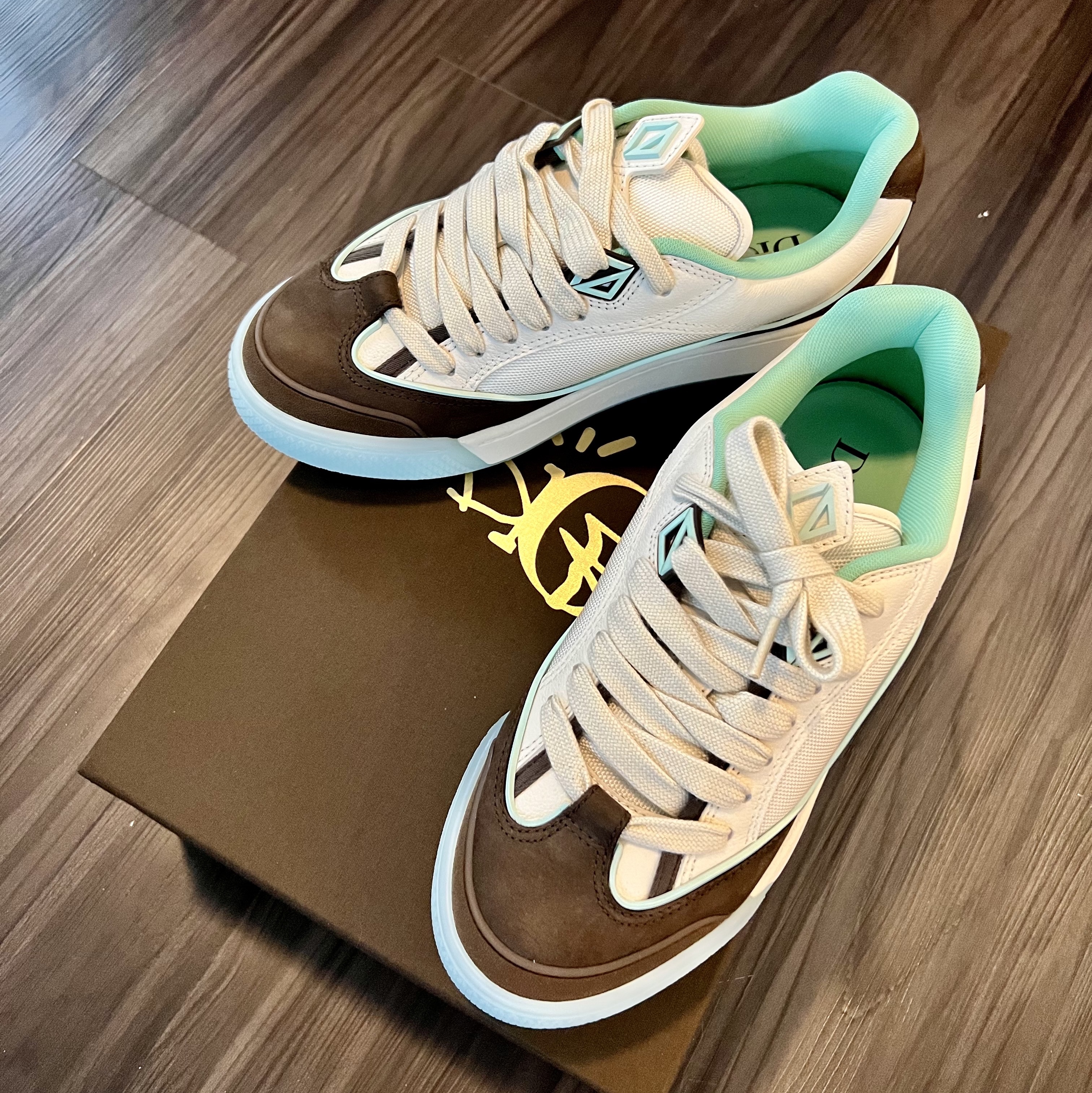 Dior x Cactus Jack B713 Sneakers Cream Mocha 착용 스타일