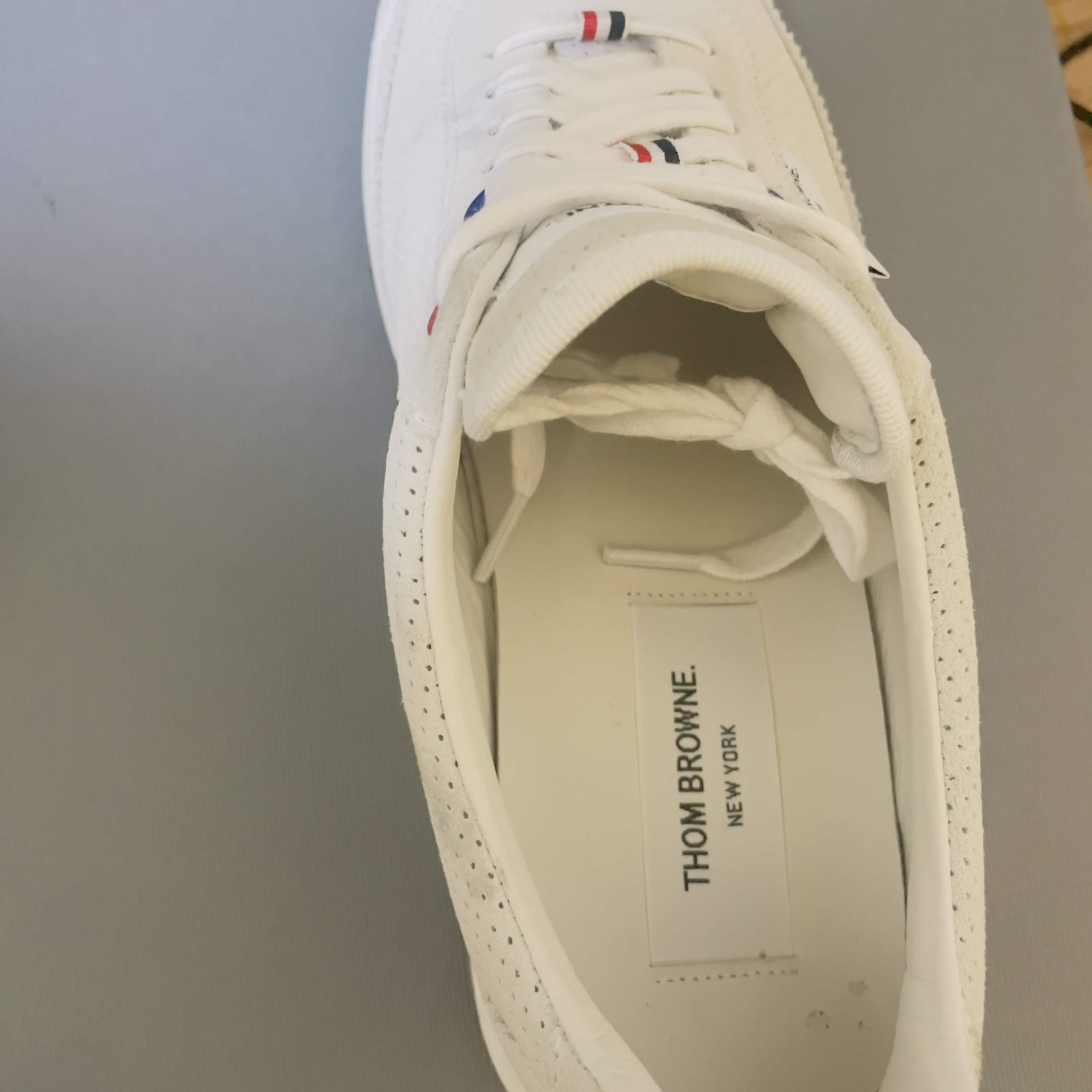Thom Browne Suede Tech Runner White 착용 스타일 - 2