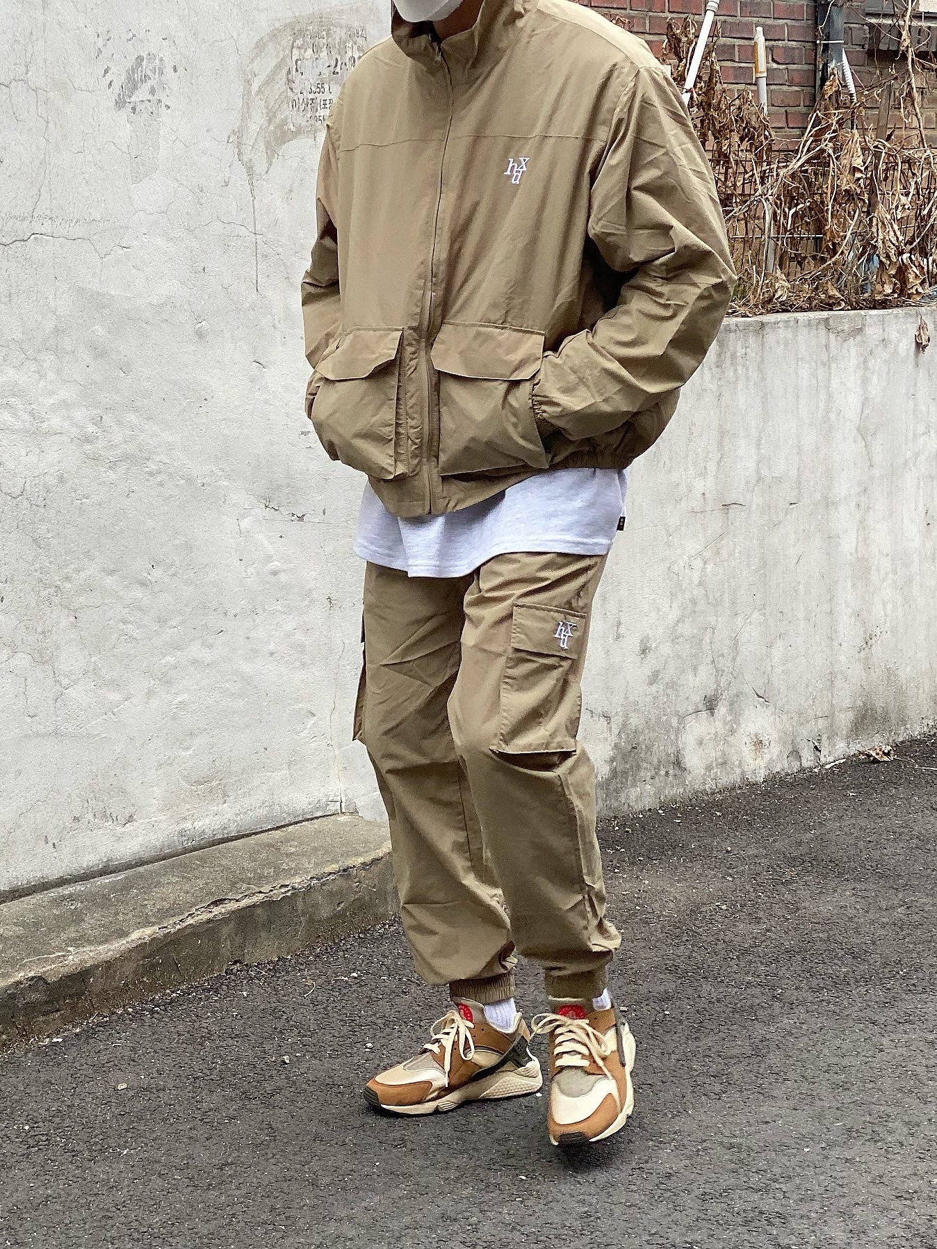Nike x Stussy Air Huarache LE Desert Oak 착용 스타일 - 4
