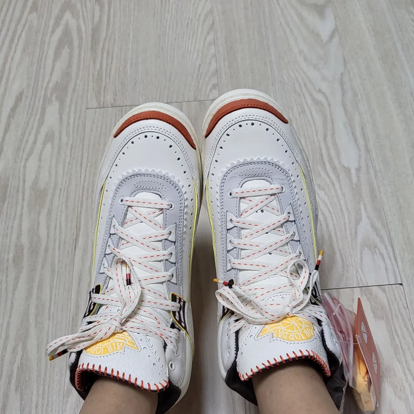 Jordan 2 x Maison Chateau Rouge Retro SP Orange and Sail 착용 스타일 - 5