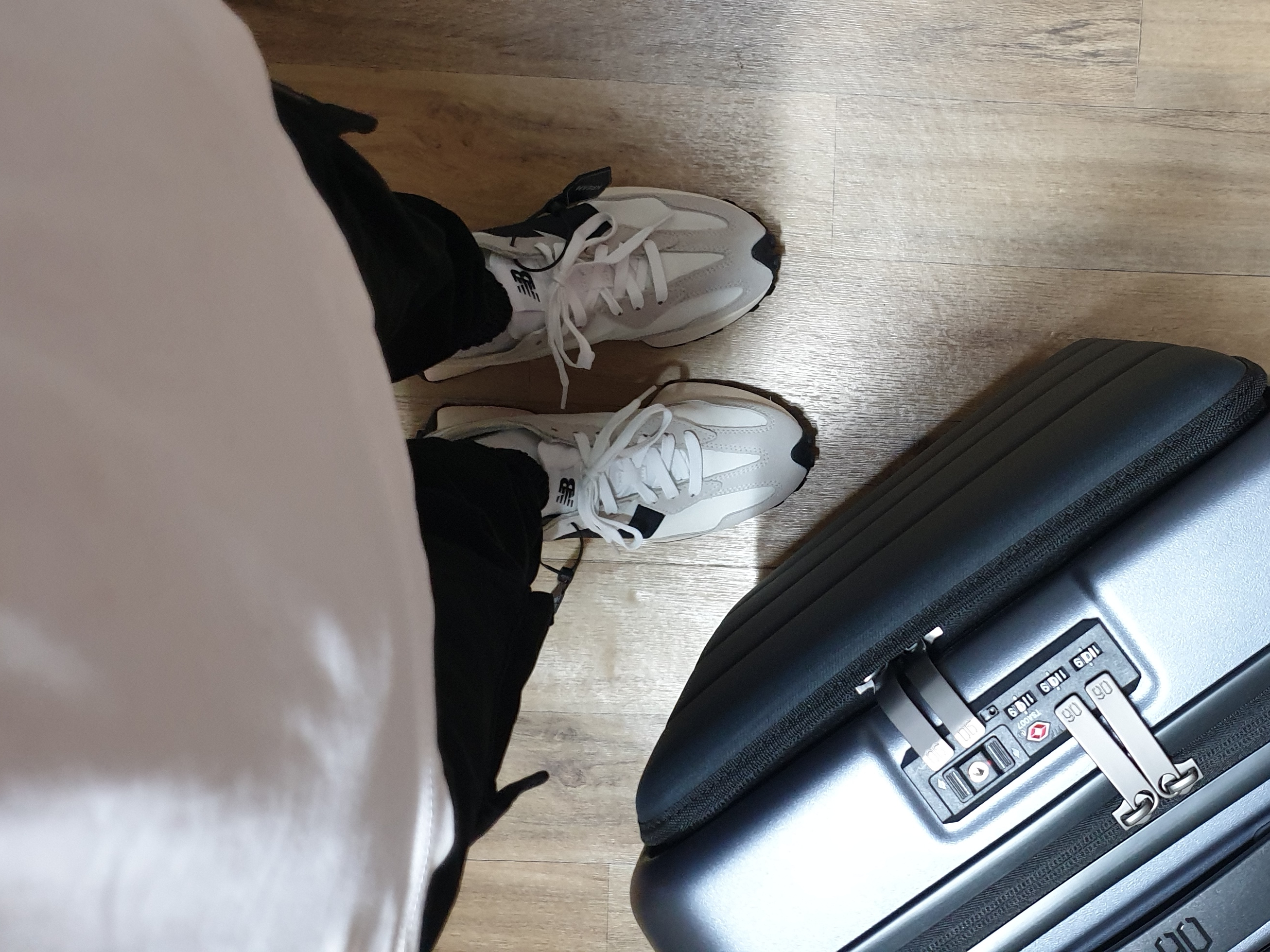 New Balance 327 White Black 착용 스타일