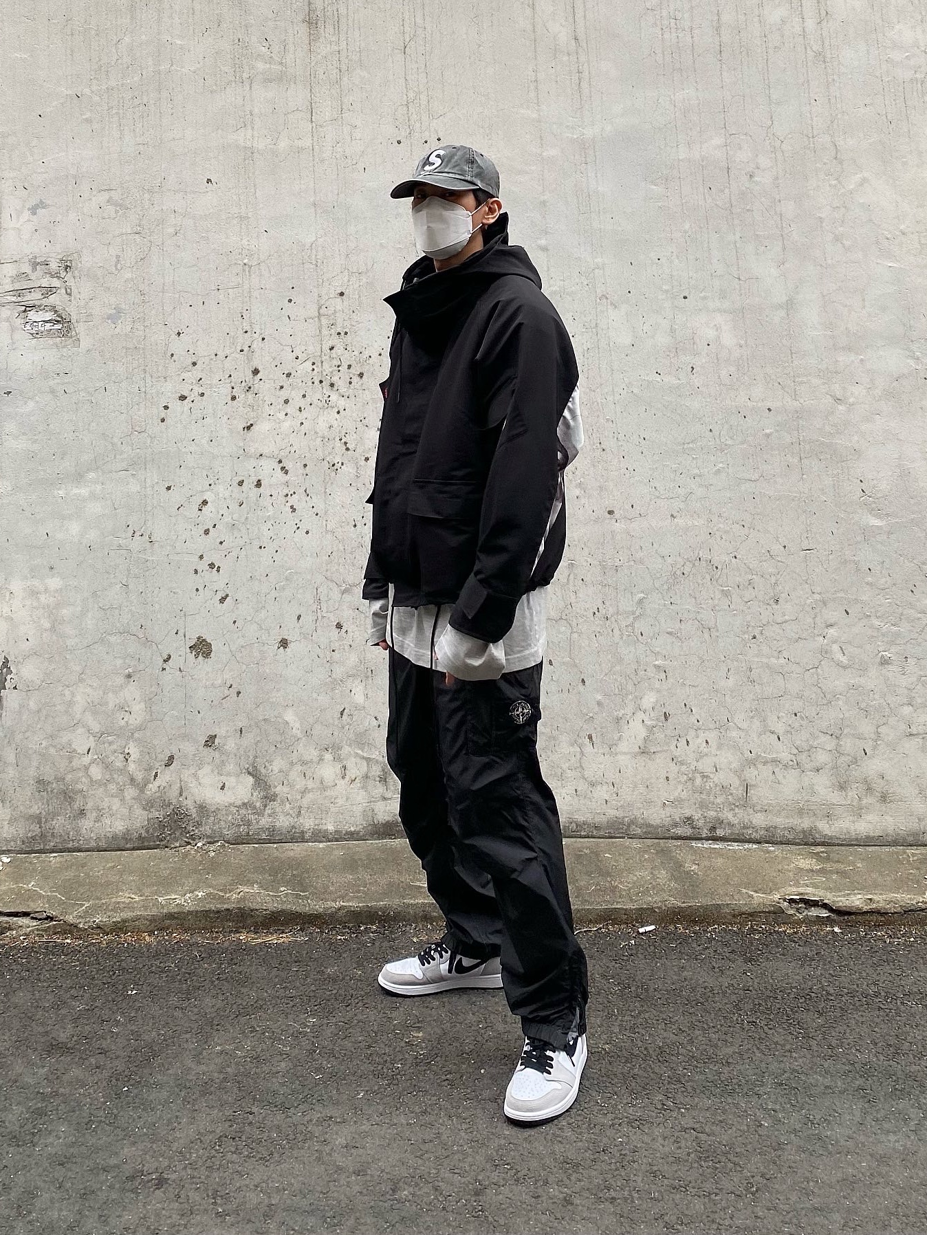 Jordan 1 Retro High OG Light Smoke Grey, Supreme x Stone Island Painted Camo Nylon Cargo Pants Black - 20FW 착용 스타일 - 1