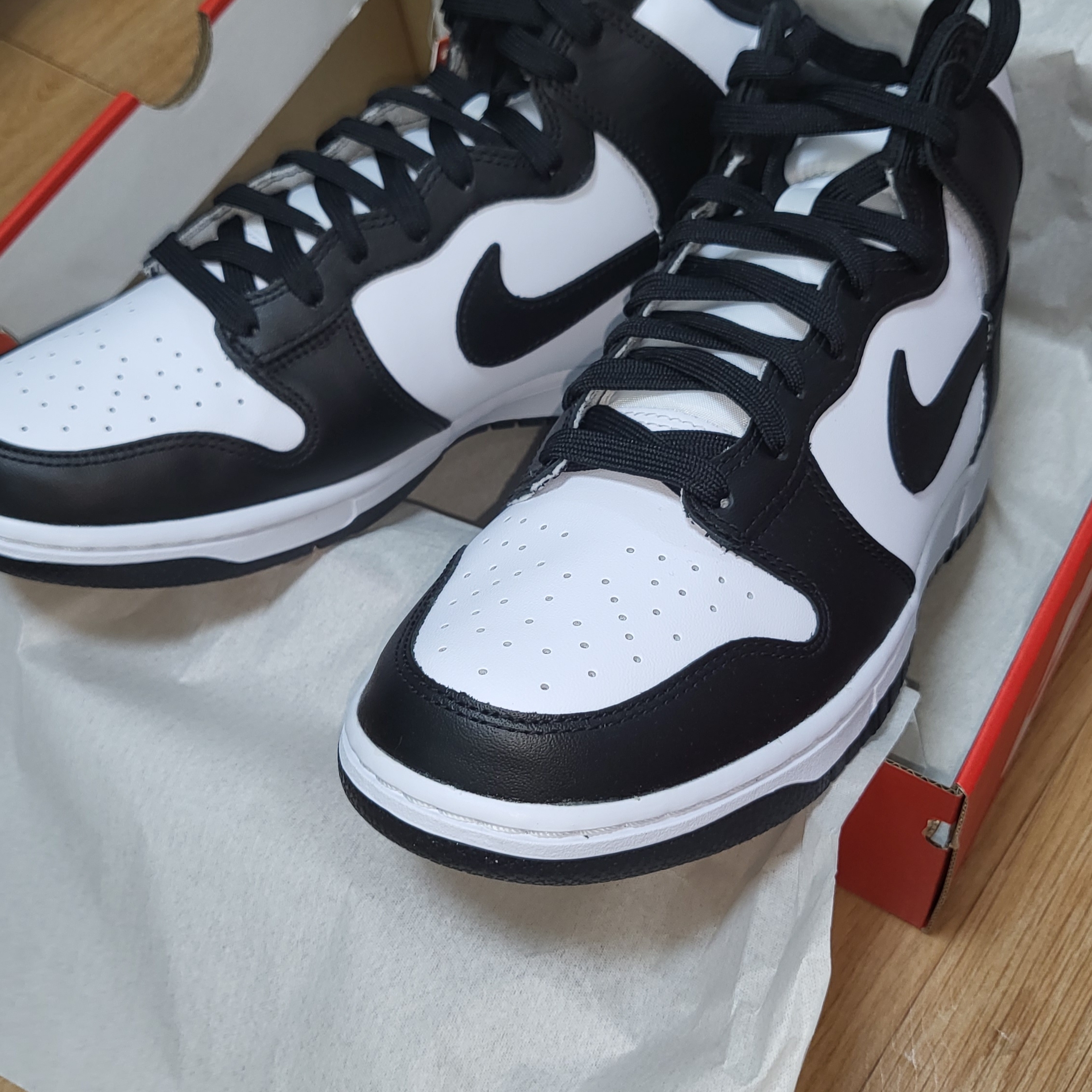 Nike Dunk High Retro Black and White 착용 스타일 - 2