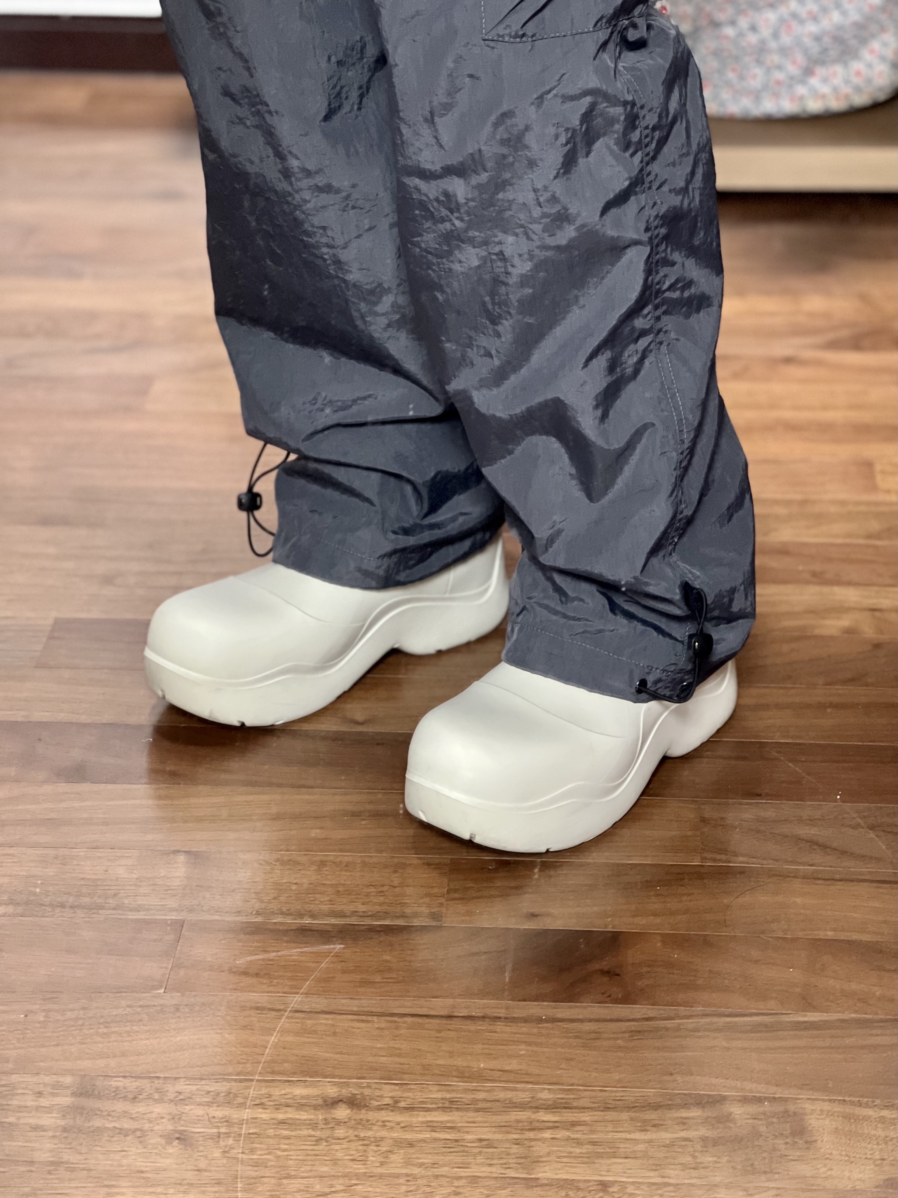 Bottega Veneta Puddle Ankle Boots Sea Salt 착용 스타일 - 1