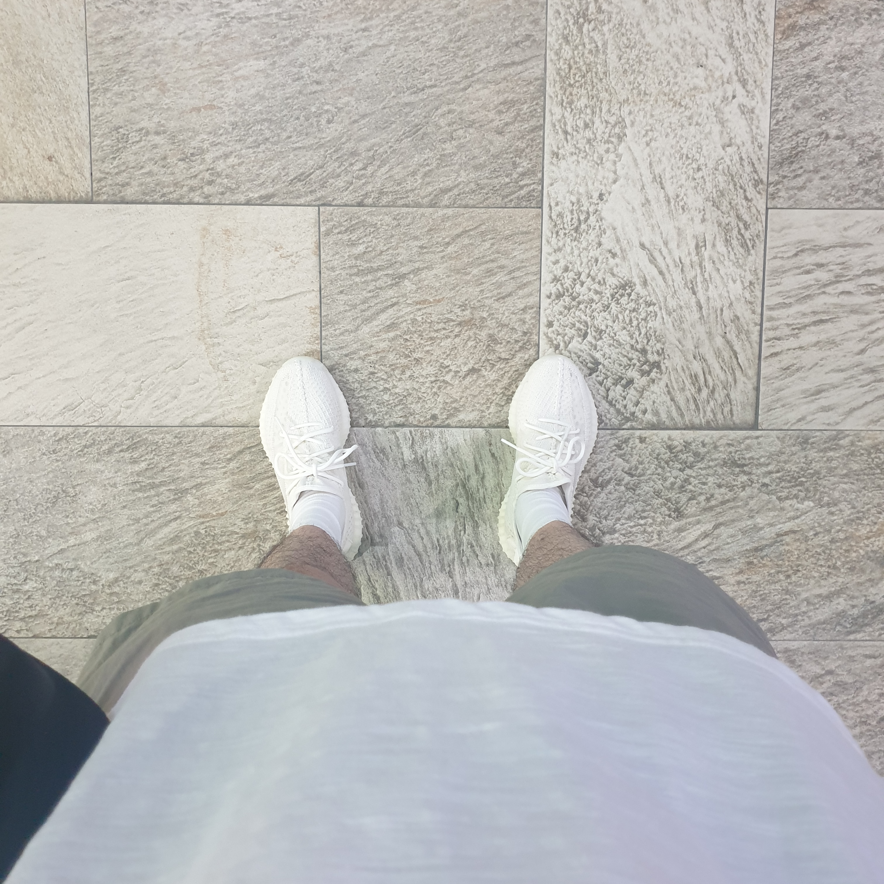 Adidas Yeezy Boost 350 V2 Bone 착용 스타일
