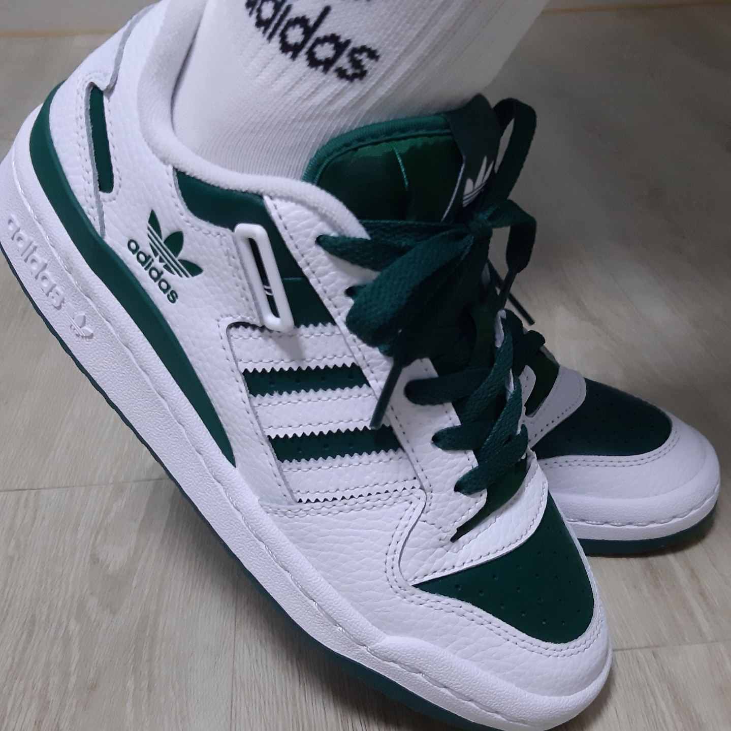 Adidas Forum Low White Collegiate Green 착용 스타일 - 2