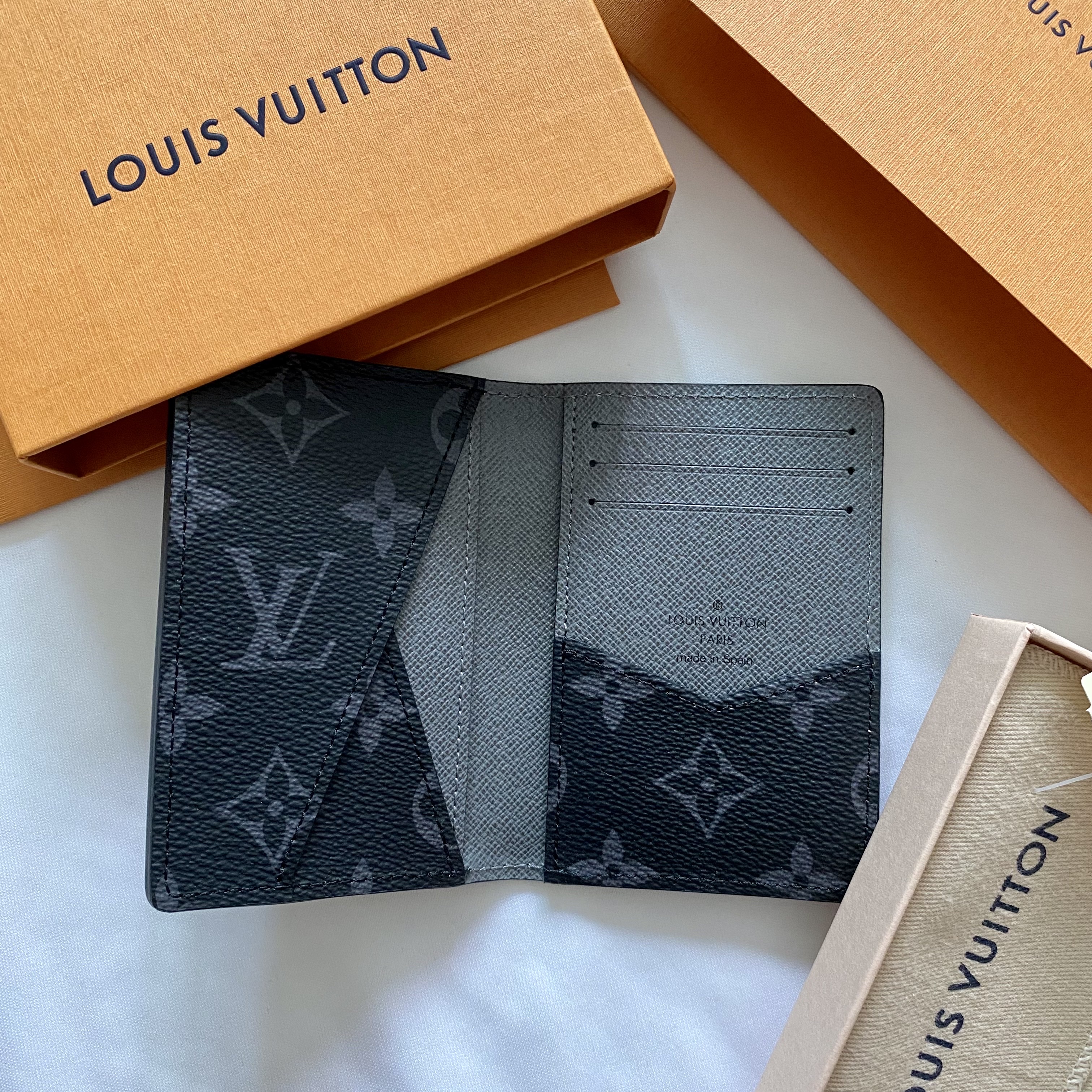 Louis Vuitton Pocket Organizer Deep Green 착용 스타일