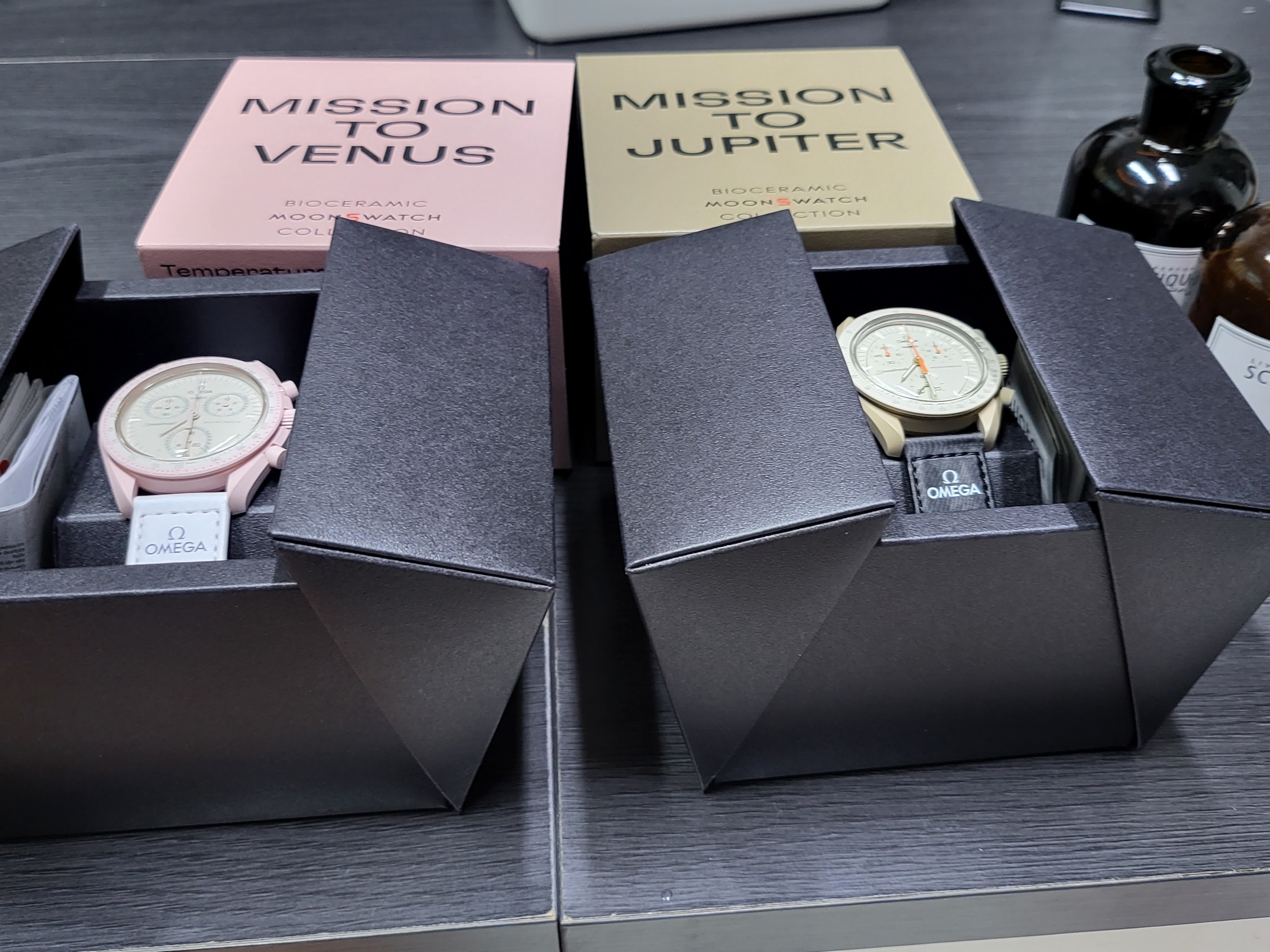 Swatch x Omega Bioceramic MoonSwatch Mission To Venus, Swatch x Omega Bioceramic MoonSwatch Mission To Jupiter 착용 스타일 - 1
