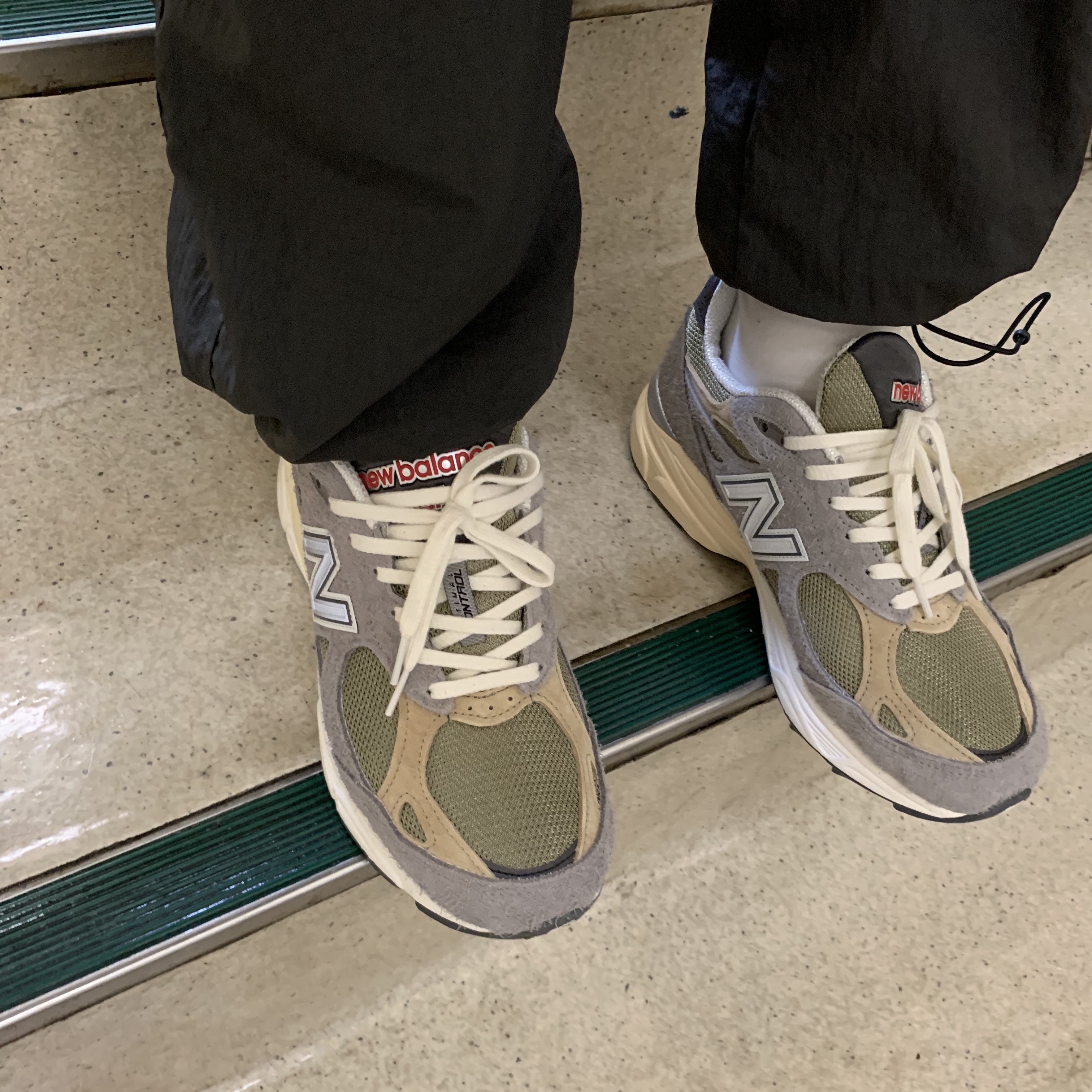 New Balance 990v3 Made in USA Marblehead Incense 착용 스타일 - 3