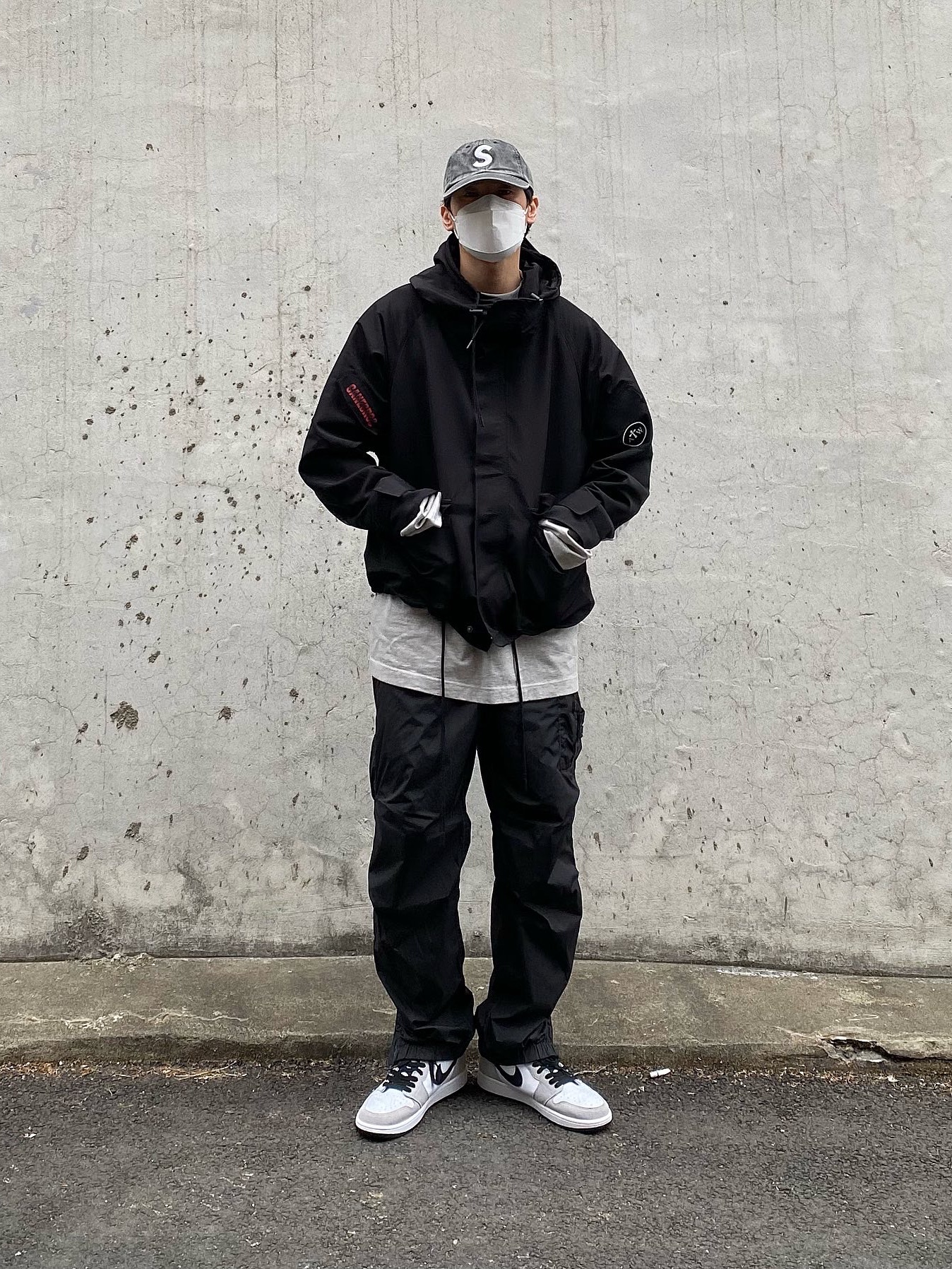 Jordan 1 Retro High OG Light Smoke Grey, Supreme x Stone Island Painted Camo Nylon Cargo Pants Black - 20FW 착용 스타일 - 2