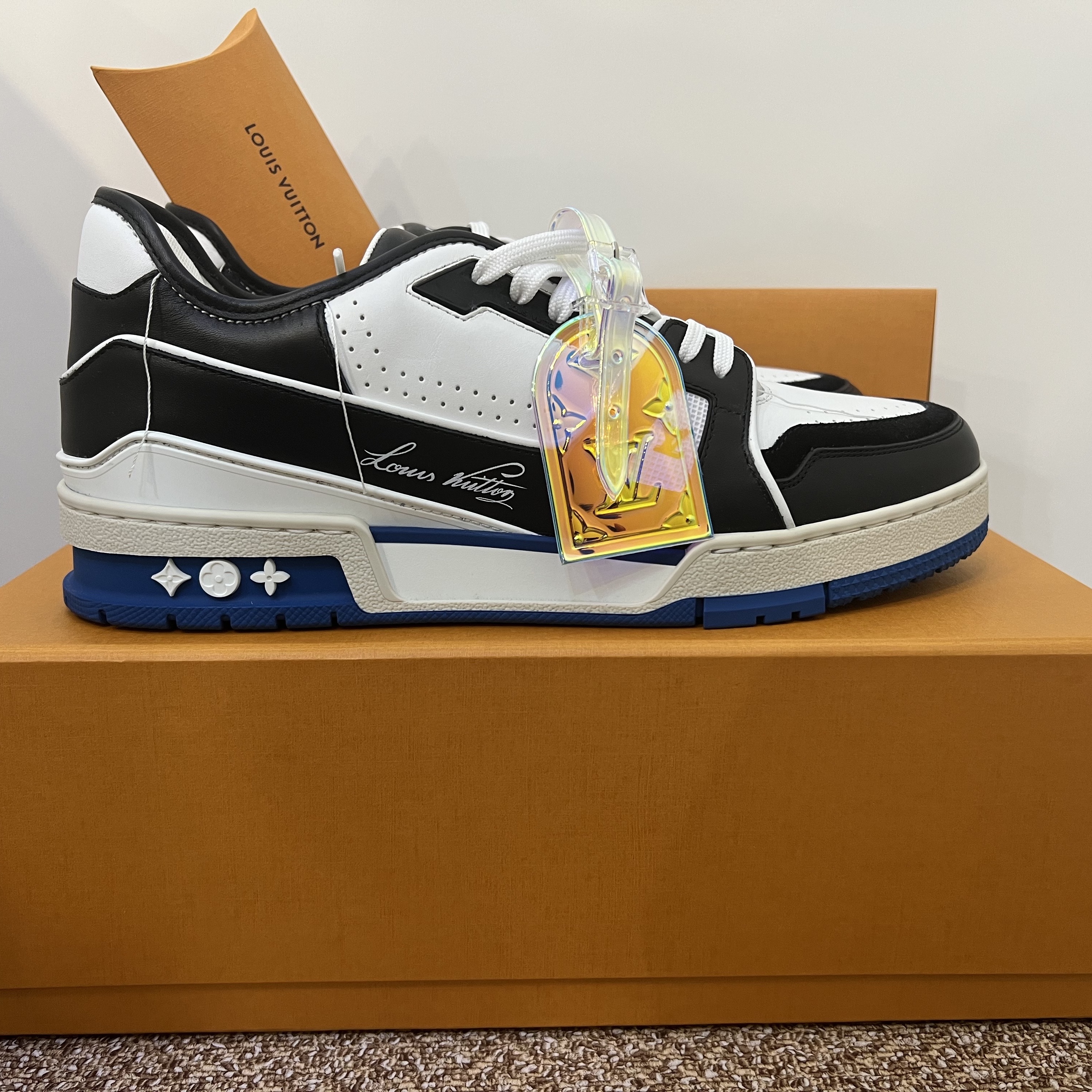 Louis Vuitton LV Trainer Sneakers White Black 착용 스타일
