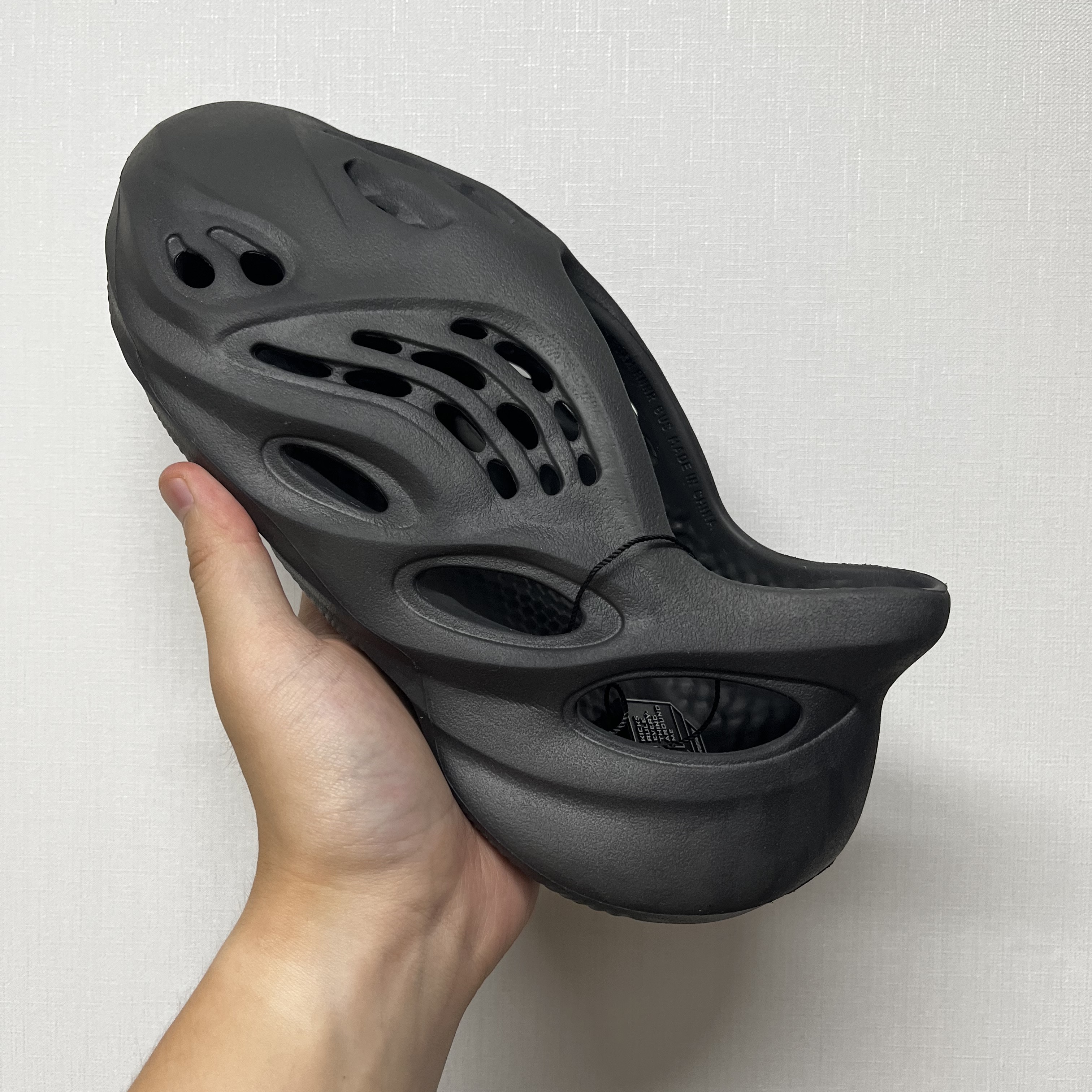 Adidas Yeezy Foam RNNR Onyx 착용 스타일