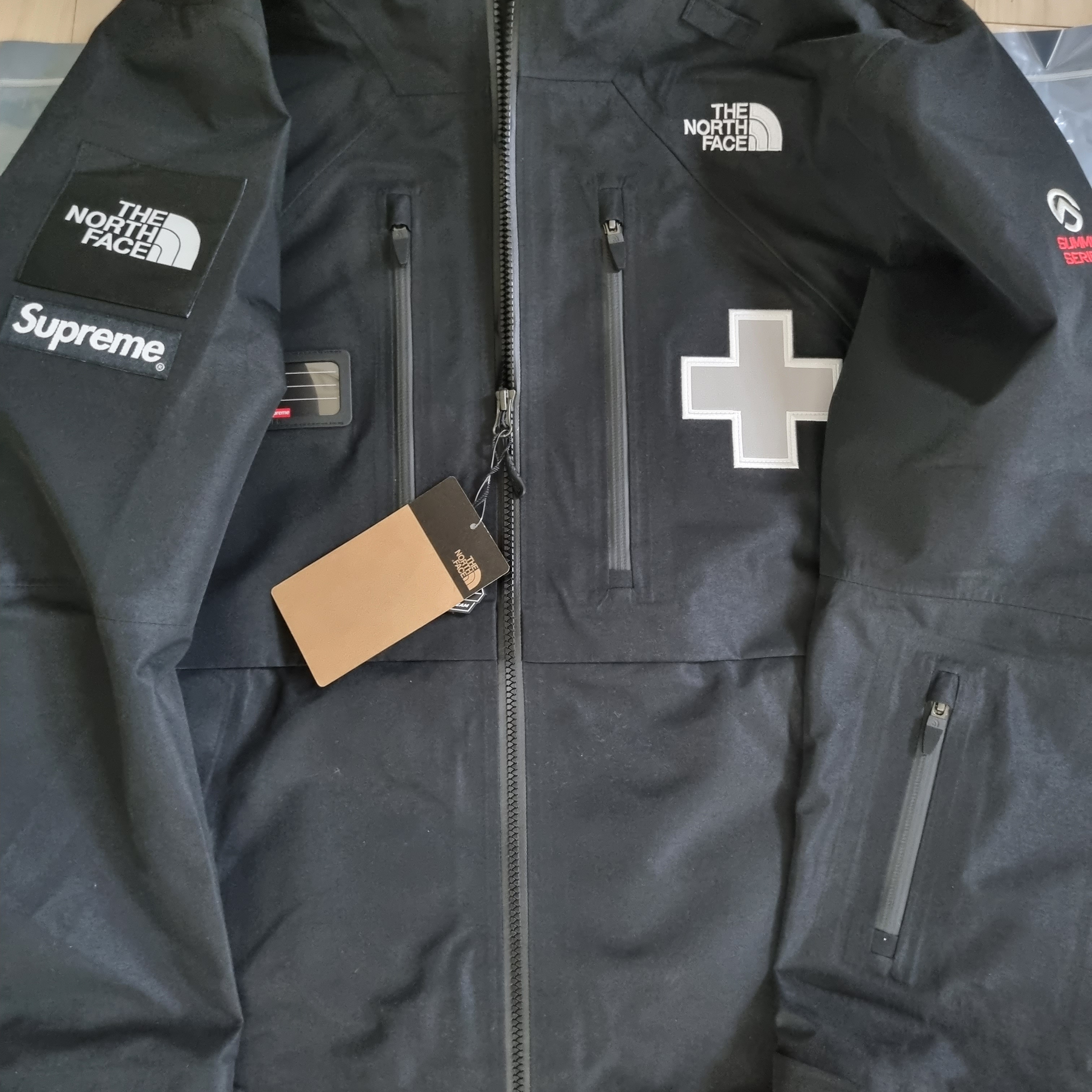Supreme x The North Face Summit Series Rescue Mountain Pro Jacket Black - 22SS, AMI de Coeur Oversize Sweater Pale Pink - 22SS 착용 스타일 - 1